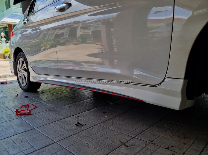 City Mugen สเกิร์ตข้าง สีขาว คาดเส้นแดง ไม่ชน งาน PP นำเข้ามือสอง