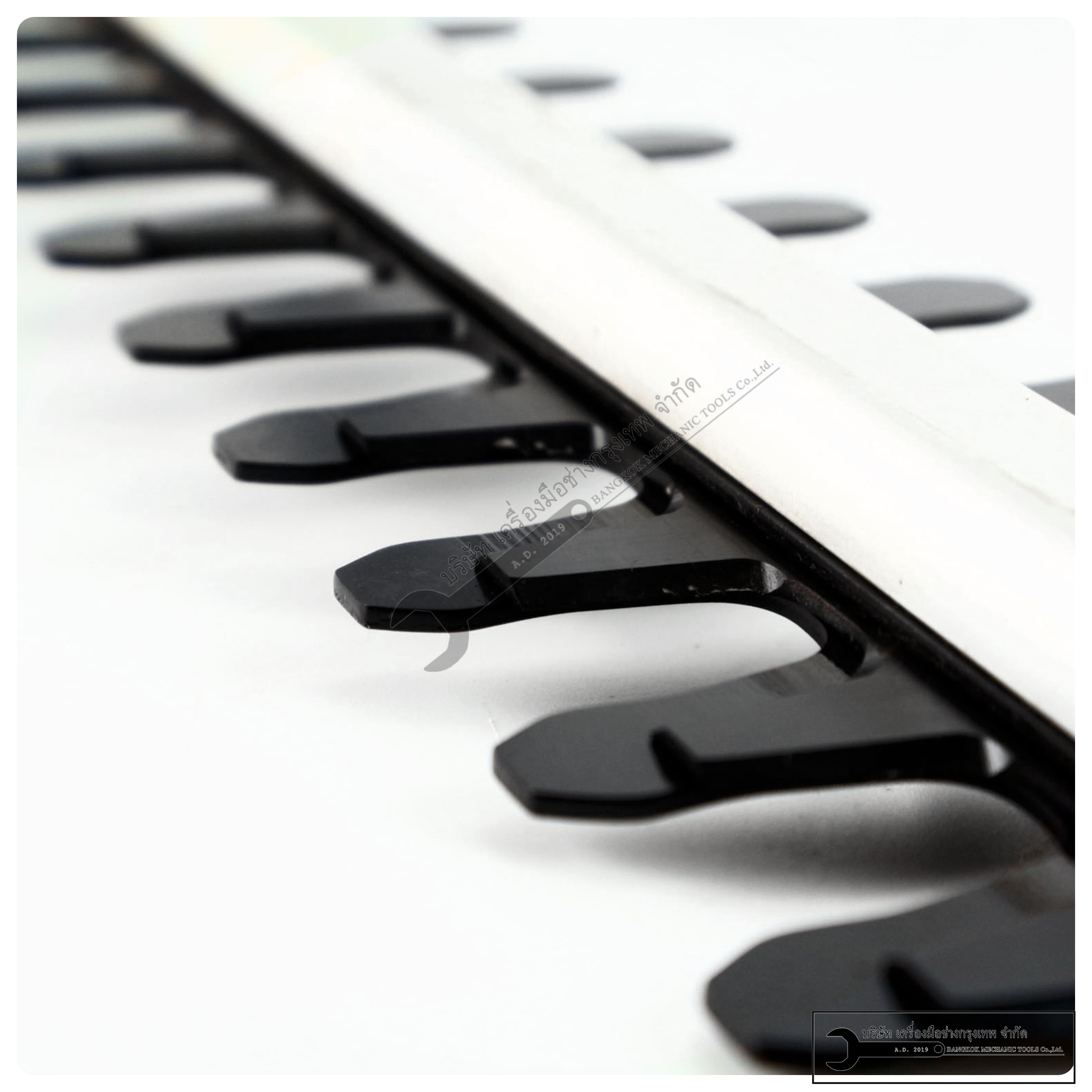 BERALA เครื่องตัดแต่งกิ่งไม้ เล็มพุ่มไม้ ไร้สาย 18V รุ่น TP-8A601B