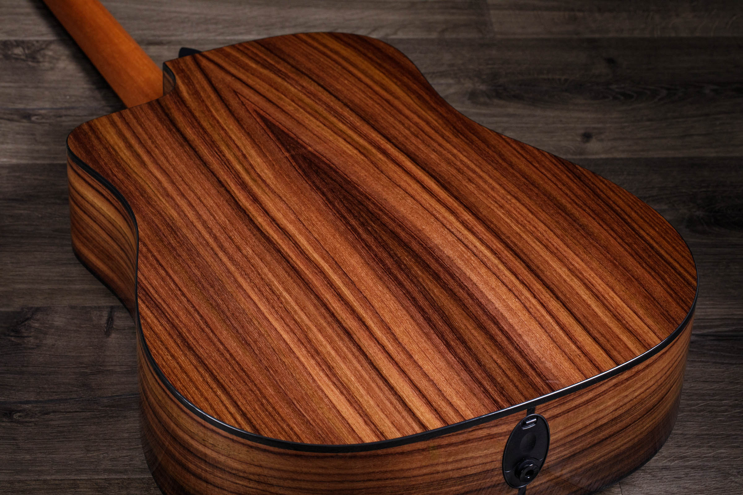 TAYLOR 210CE PLUS/AEROCASE กีตาร์โปร่งไฟฟ้า