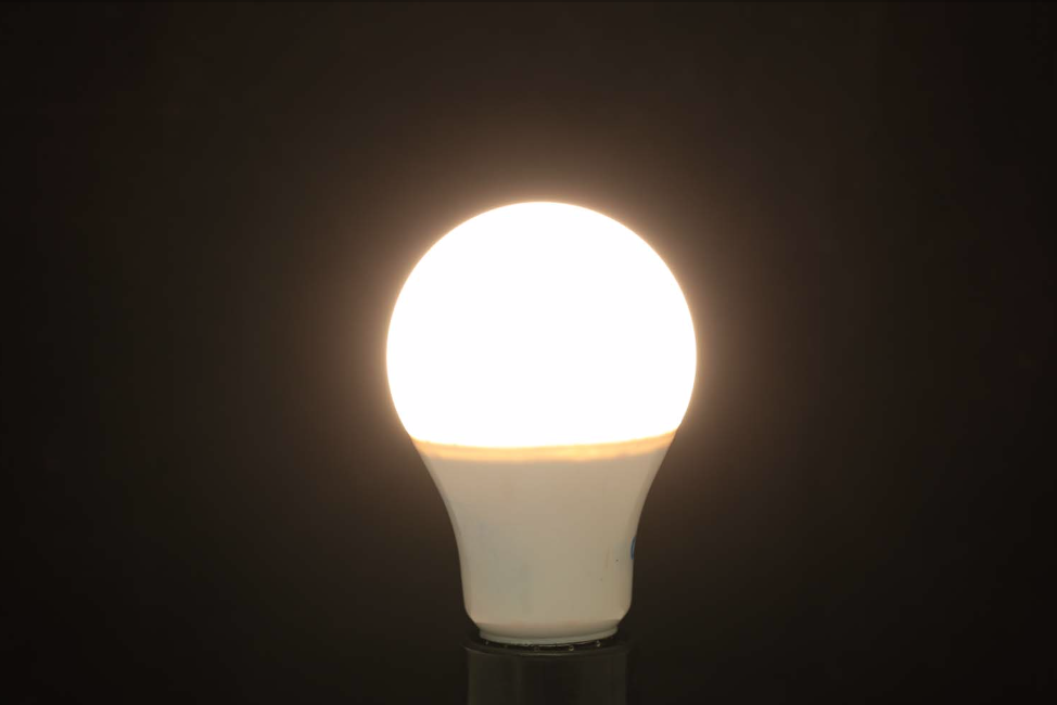 LED A60 Color Change 9W หลอดแอลอีดี ขนาด 9 วัตต์ เปลี่ยนสีได้ 3 สี ขาว ขาวนวล และเหลือง ด้วยสวิตซ์ ปิด-เปิดปกติ