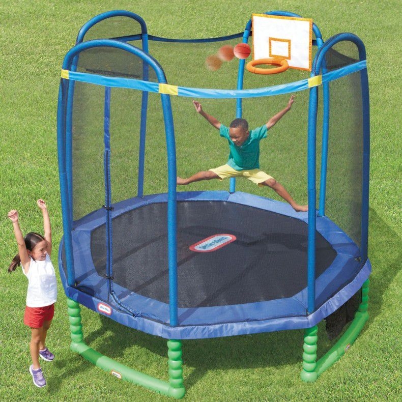 Little Tikes 10ft. Sport Trampoline แทรมโพลีนพร้อมห่วงบาสเกตบอล