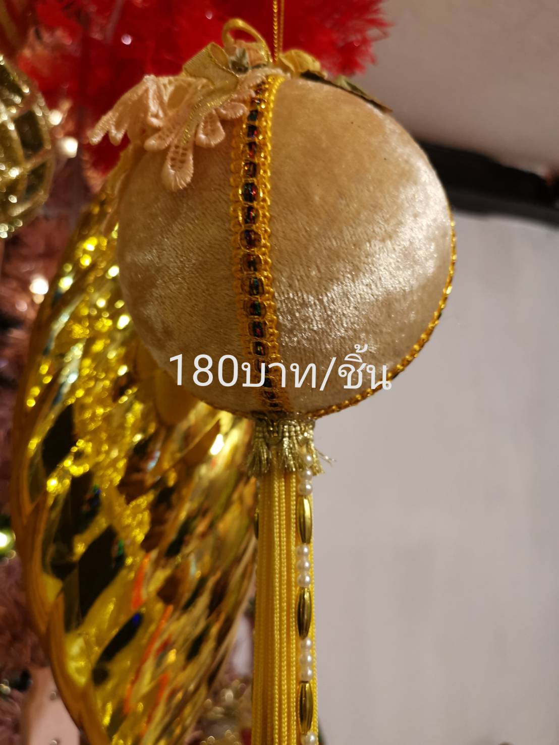 ลูกบอลคริสต์มาสแบบใหม่ๆ ลวดลายตกแต่งด้วยผ้าหุ้มสุดหรูหรา สไตล์หลุยส์ สีทองสวยๆ สินค้าตกแต่งต้นคริสต์มาสยอดนิยม