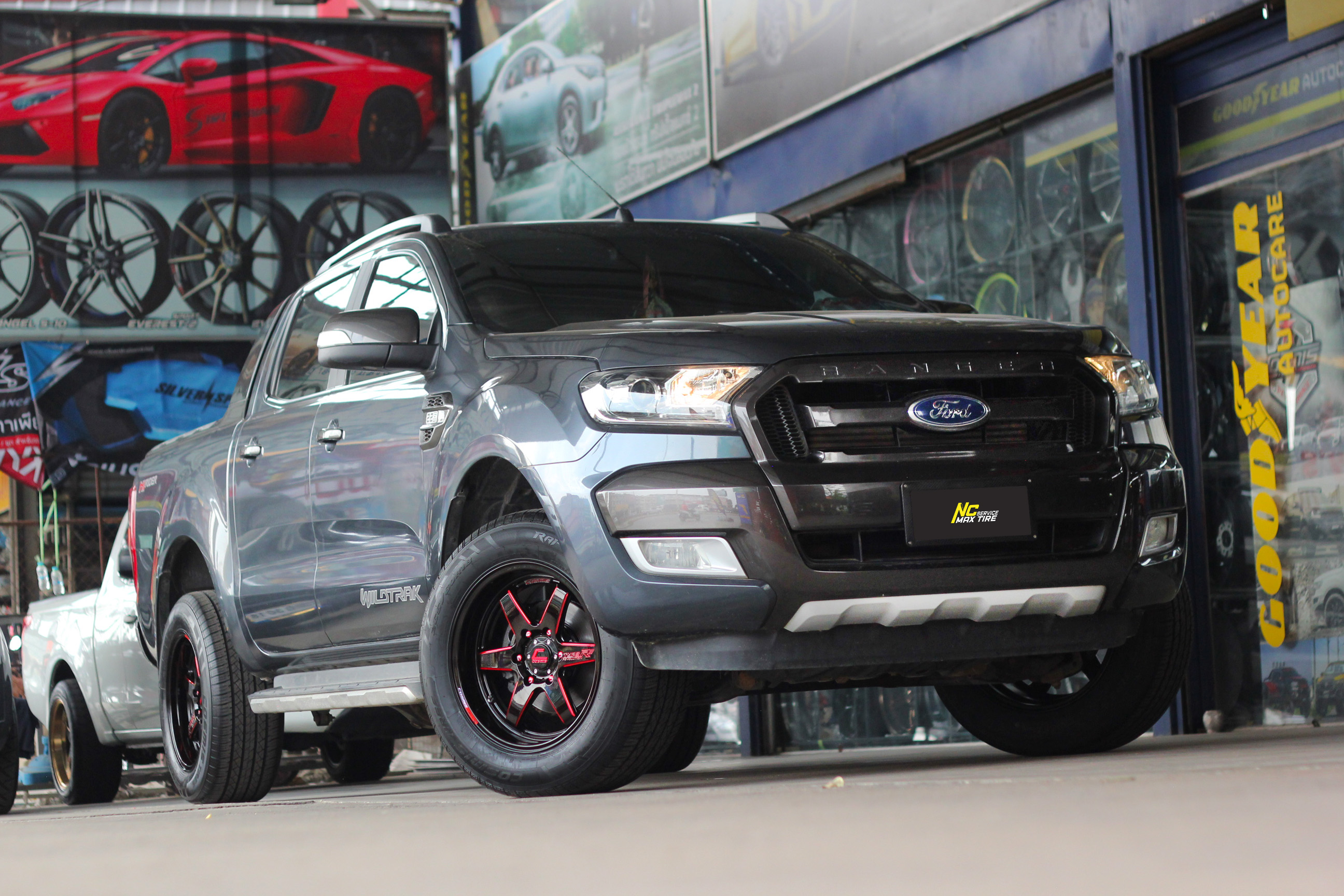Ford Ranger / ล้อแม็กขอบ18 / Cosmis / Type-R / Revolution / 18x9.5 6H139.7 ET27 / ล้อแม็กสีดำเงาทั้งวง+มิลลิ่งข้างก้านแดง+เพลท / Raptor HT / 265/60R18