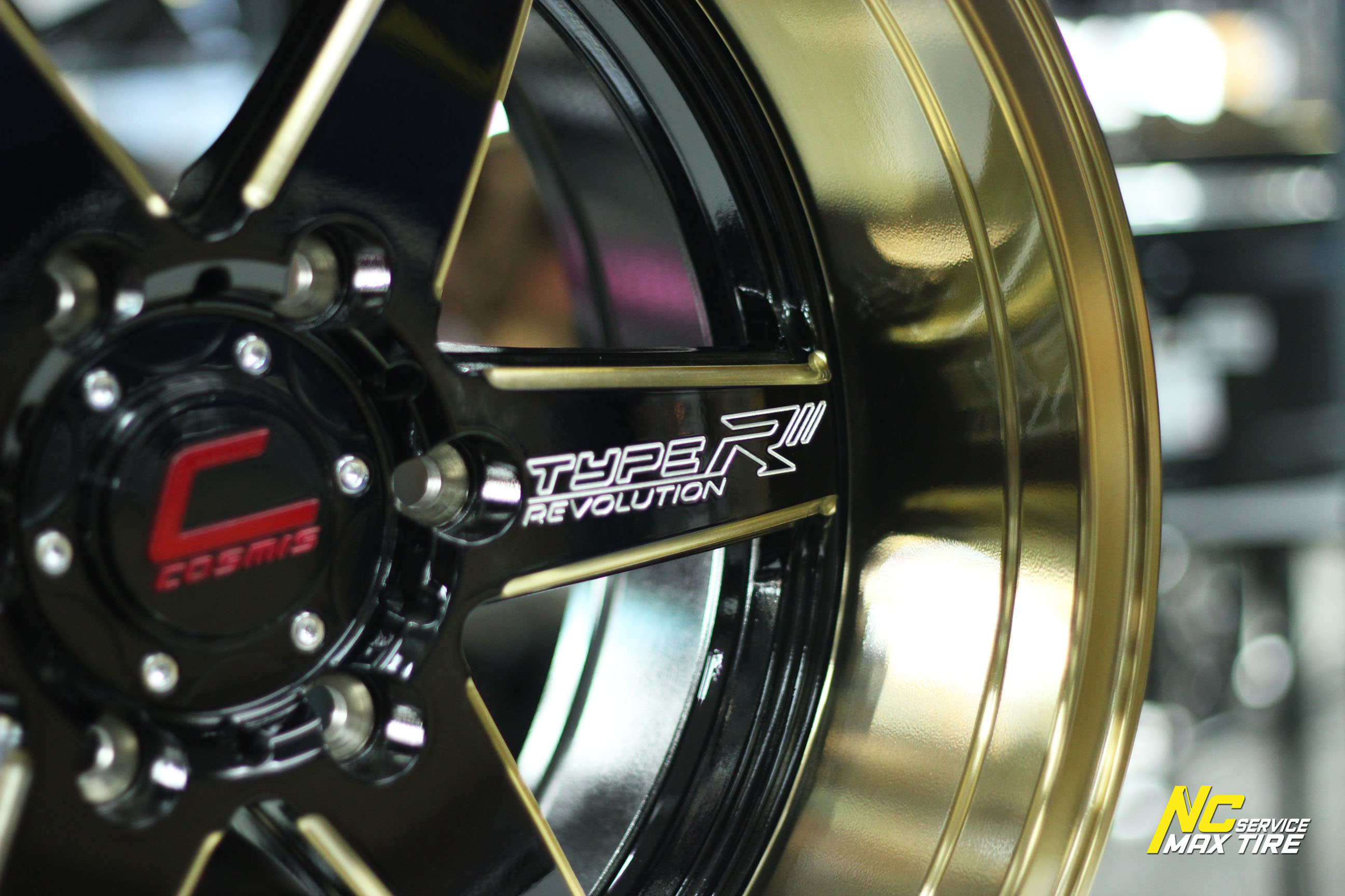 ล้อแม็กขอบ18 ชุดพิเศษทำเป็น 10.5 นิ้ว ทั้ง 4 วง / Cosmis Type-R Revolution / 18x10.5 6H139.7 ET30 / สีดำของทอง