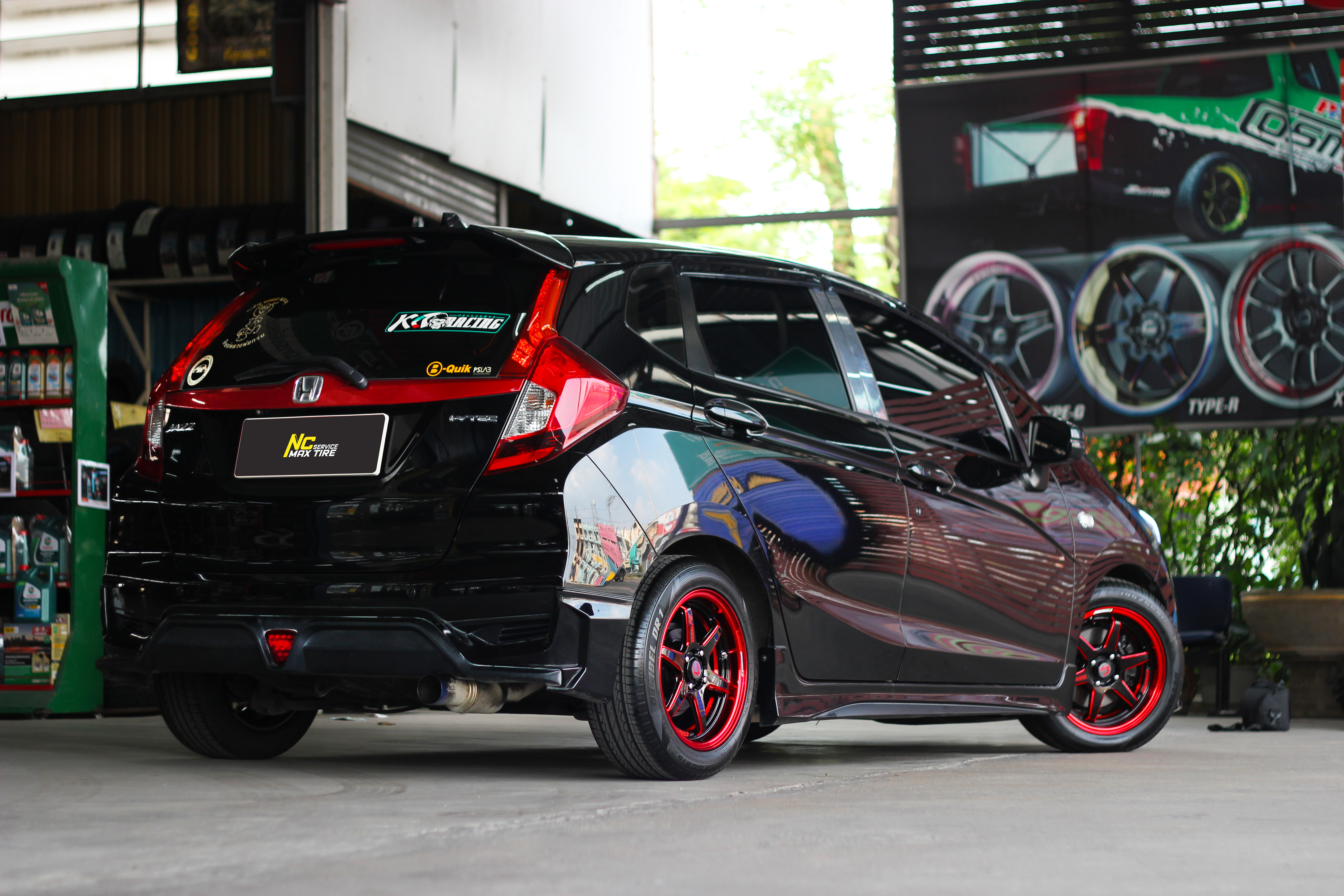 Honda Jazz / ล้อแม็กขอบ15 / Cosmis / Type-R / Revolution / 15x7.0 4H100 ET35 / ล้อแม็กสีดำเงา+CNCข้างก้านแดง+ขอบแดง+เพลท / Decibel / DR1 / 195/55R15 / Custom Color