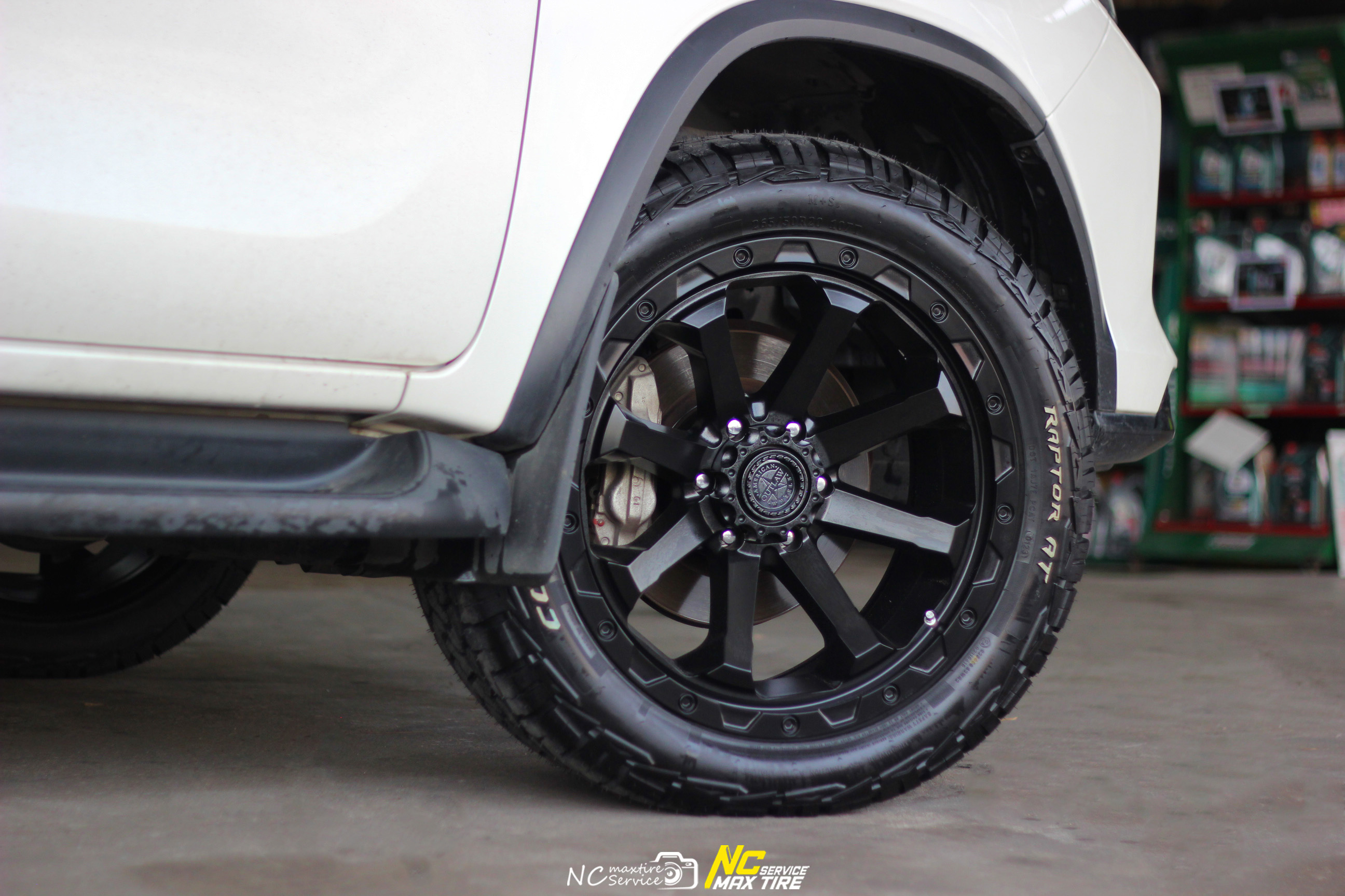 Toyota Fortuner / ล้อแม็กขอบ20 / CAPONE / AMERICAN OUTLAW / ล้อแม็กสีดำด้าน / SATIN BLACK / 20X9.0 6H139.7 ET5 / Cosmis Tire / Raptor AT / 265/50R20