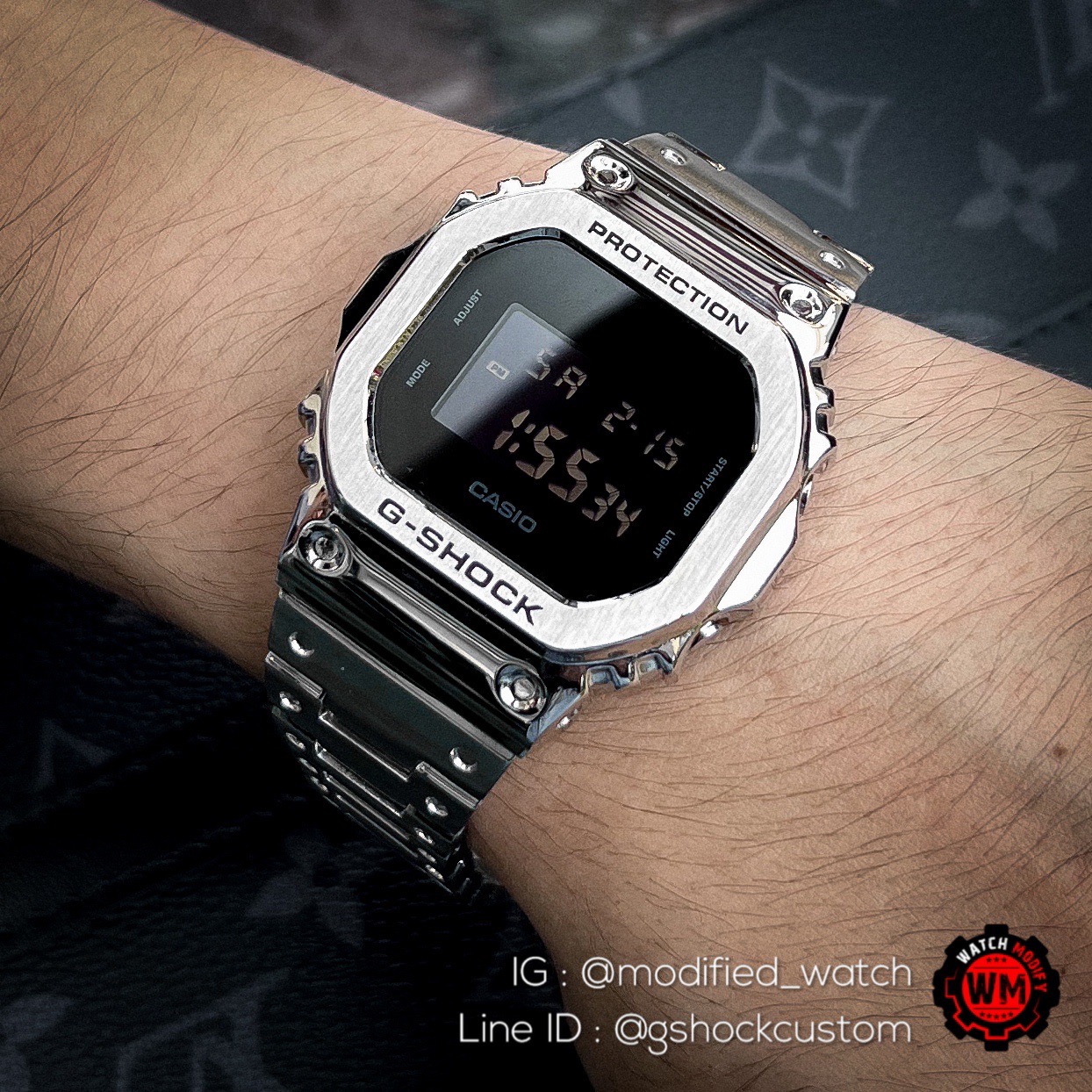 G-Shock Silver Full Metal ได้กรอบสายเรซิ่นดำไปด้วย