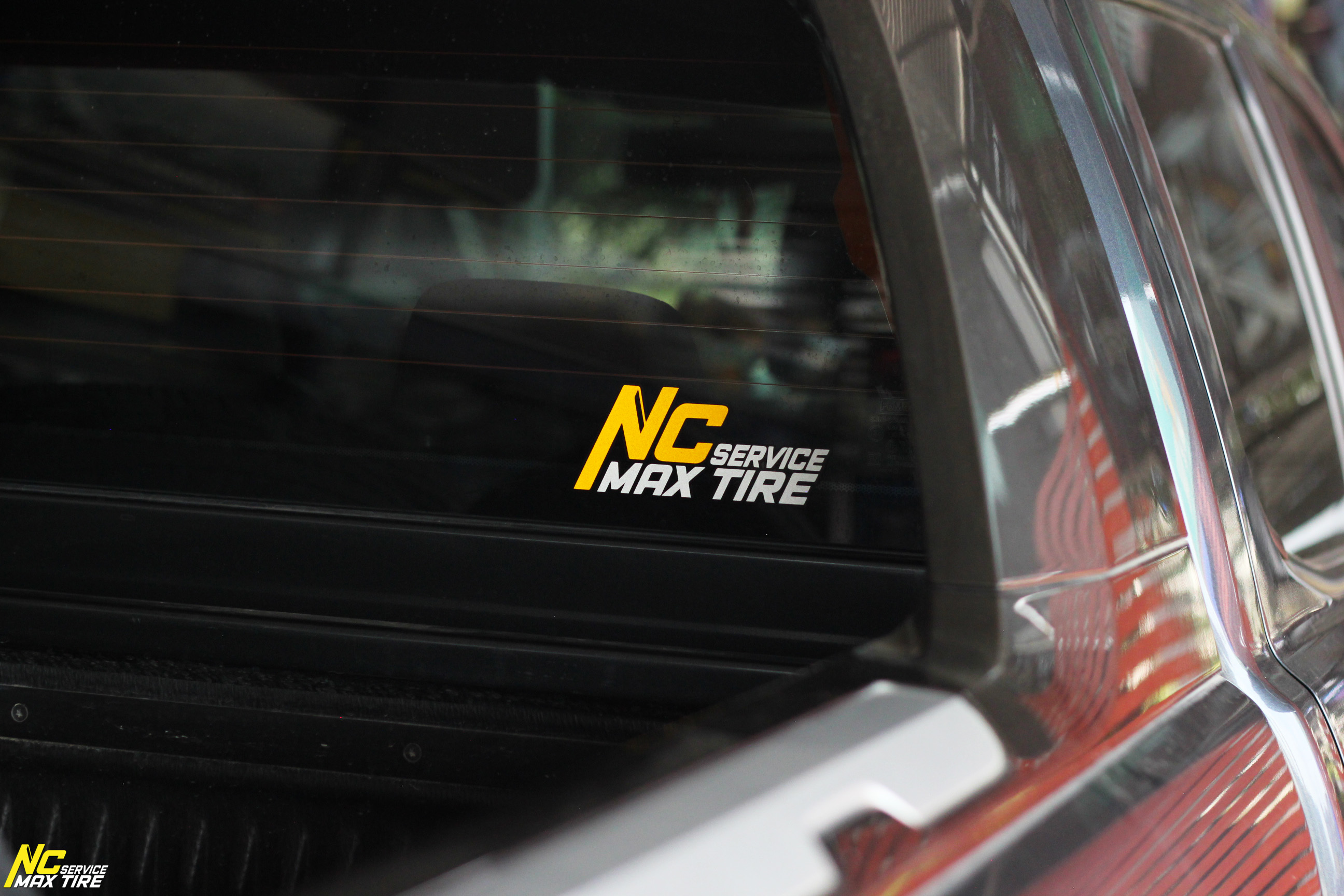 Ford Ranger / ล้อแม็กขอบ18 / Cosmis / Type-R / Revolution / 18x9.5 6H139.7 ET27 / ล้อแม็กสีดำเงาทั้งวง+มิลลิ่งข้างก้านแดง+เพลท / Raptor HT / 265/60R18