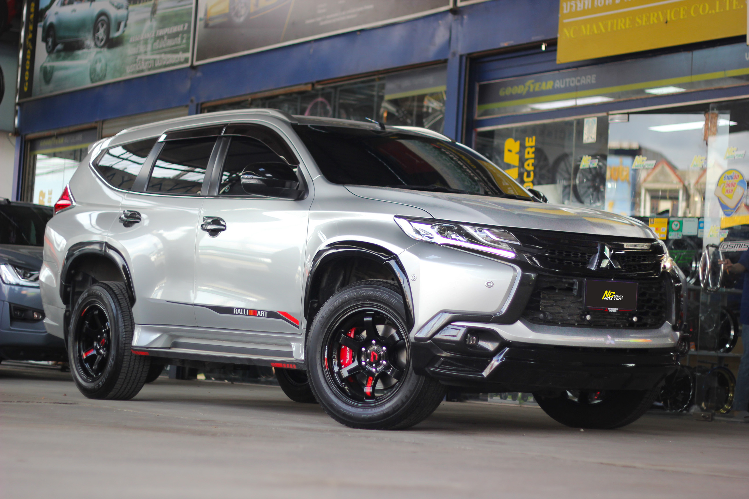 Mitsubishi Pajero Sport / ล้อแม็กขอบ18 / Cosmis / RG-06S / ล้อแม็กสีดำเงาทั้งวงหยอดหนังสือแดง / 18x9.0 6H139.7 ET15