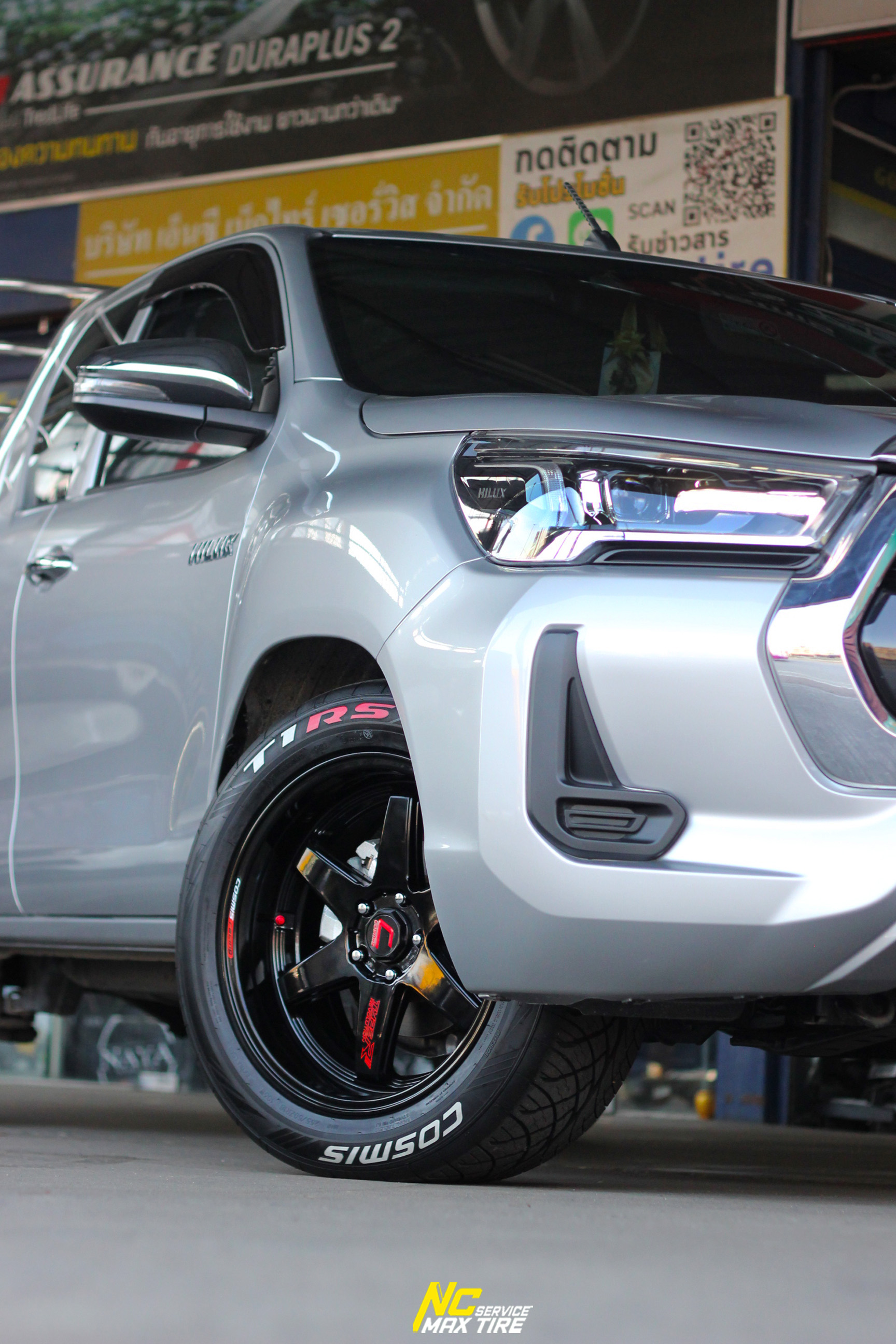 Toyota Hilux Revo / กระบะตัวเตี้ย / ล้อแม็กขอบ18 / Cosmis / Type-R / Revolution / 18x8.5 5H113 ET22 / ล้อแม็กสีดำเงาทั้งวง+CNCตัวหนังสือแดง / T1RS / 255/50R18