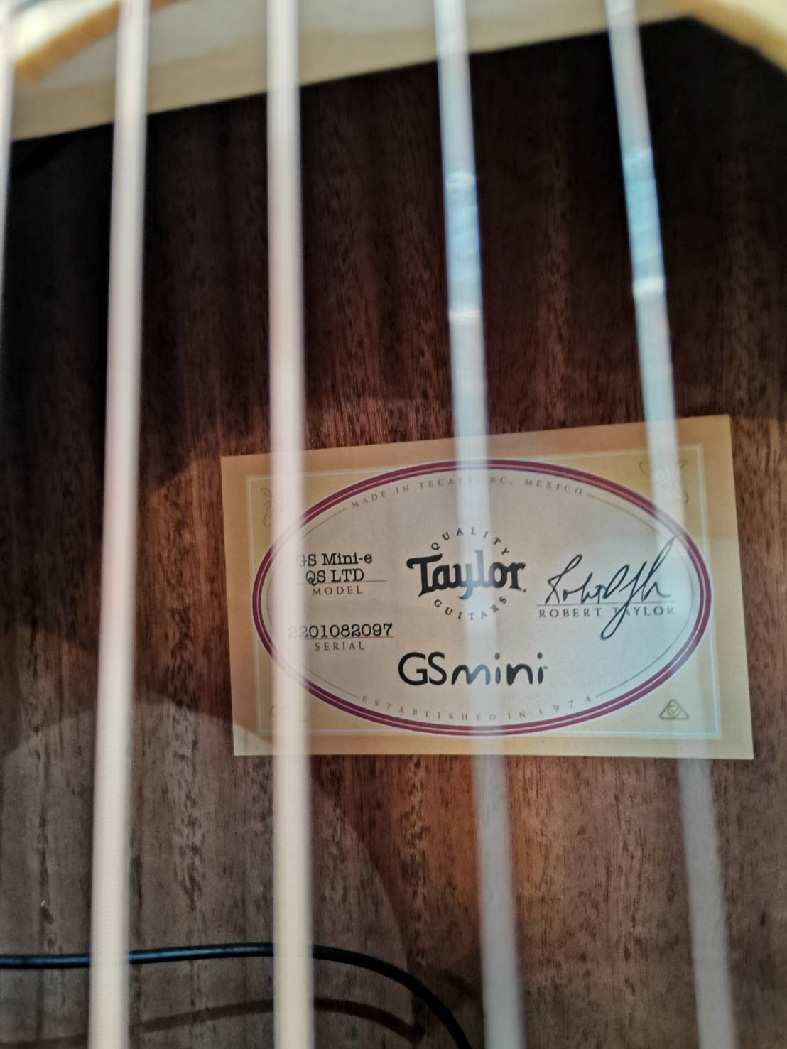 TAYLOR GS MINI-E QUILTED SAPELE LTD/BAG กีตาร์โปร่งไฟฟ้า