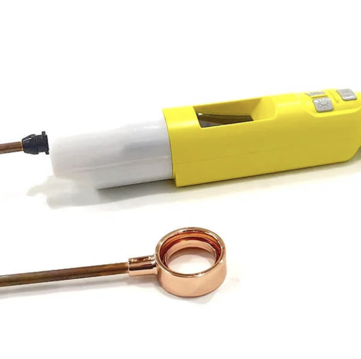 เครื่องตรวจวัดปริมาณแอลกอฮอล์จากลมหายใจ รุ่น iBlow10C เซนเซอร์ตรวจจับแบบ ไฟฟ้าเคมี ทำงานได้ 2 ระบบ มีไฟแจ้งแสดงผลการตรวจ ขนาด 350 x 49x51 mm รับประกันศูนย์ไทย 1 ปี (ไม่ต้องใช้หลอดเป่า)