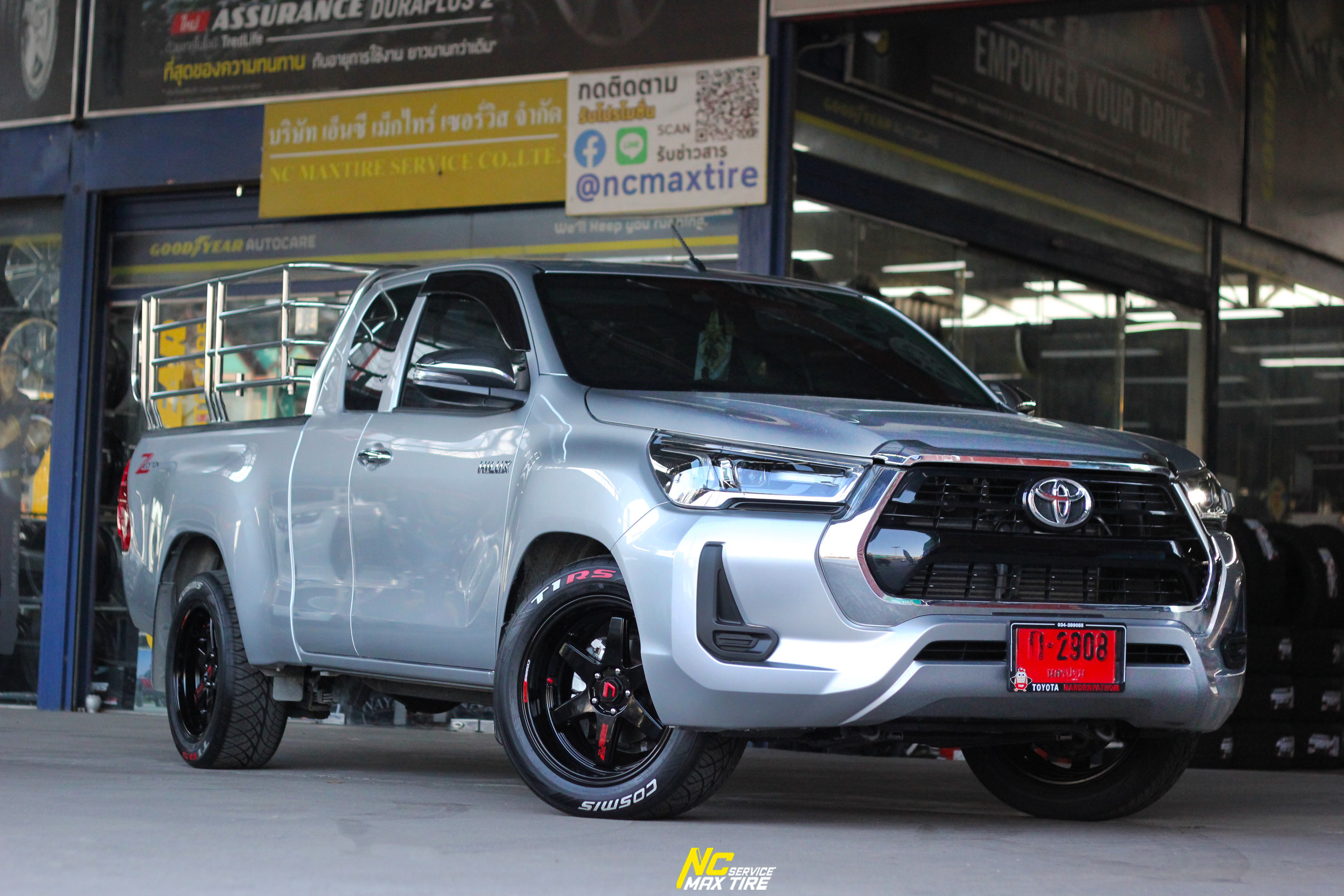 Toyota Hilux Revo / กระบะตัวเตี้ย / ล้อแม็กขอบ18 / Cosmis / Type-R / Revolution / 18x8.5 5H113 ET22 / ล้อแม็กสีดำเงาทั้งวง+CNCตัวหนังสือแดง / T1RS / 255/50R18