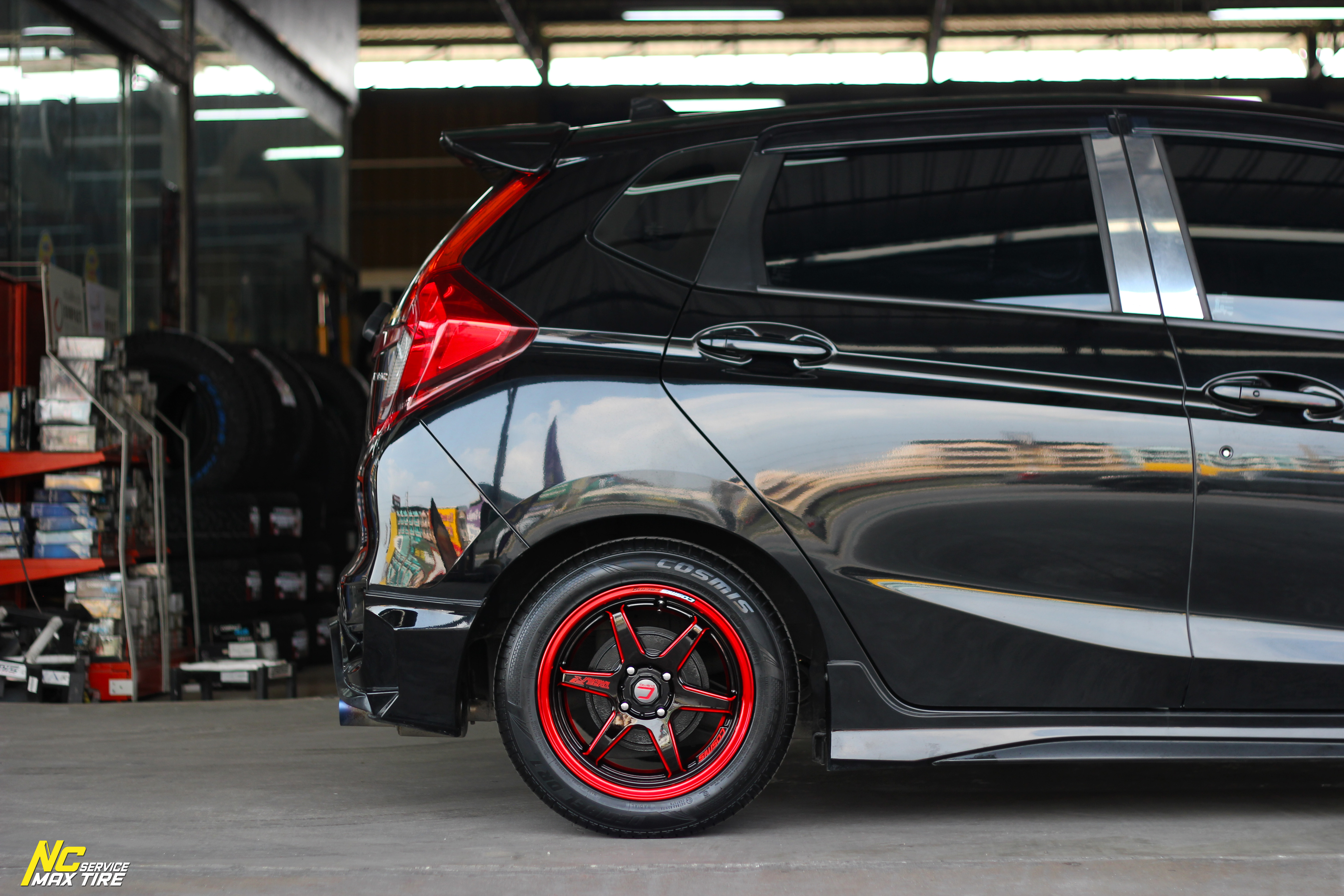 Honda Jazz / ล้อแม็กขอบ15 / Cosmis / Type-R / Revolution / 15x7.0 4H100 ET35 / ล้อแม็กสีดำเงา+CNCข้างก้านแดง+ขอบแดง+เพลท / Decibel / DR1 / 195/55R15 / Custom Color