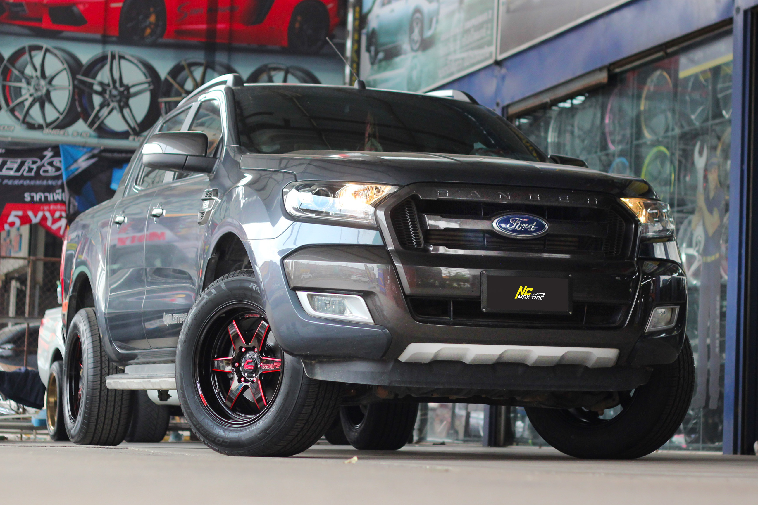 Ford Ranger / ล้อแม็กขอบ18 / Cosmis / Type-R / Revolution / 18x9.5 6H139.7 ET27 / ล้อแม็กสีดำเงาทั้งวง+มิลลิ่งข้างก้านแดง+เพลท / Raptor HT / 265/60R18