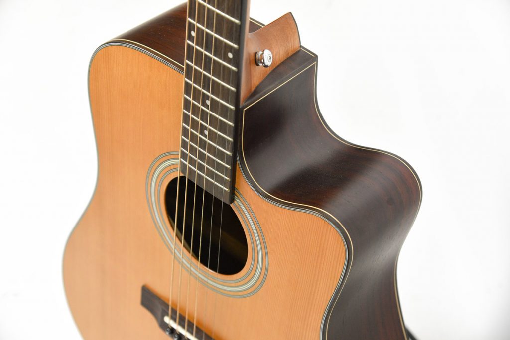 Gusta SDM5C กีตาร์โปร่งไม้หน้าแท้ Top Solid