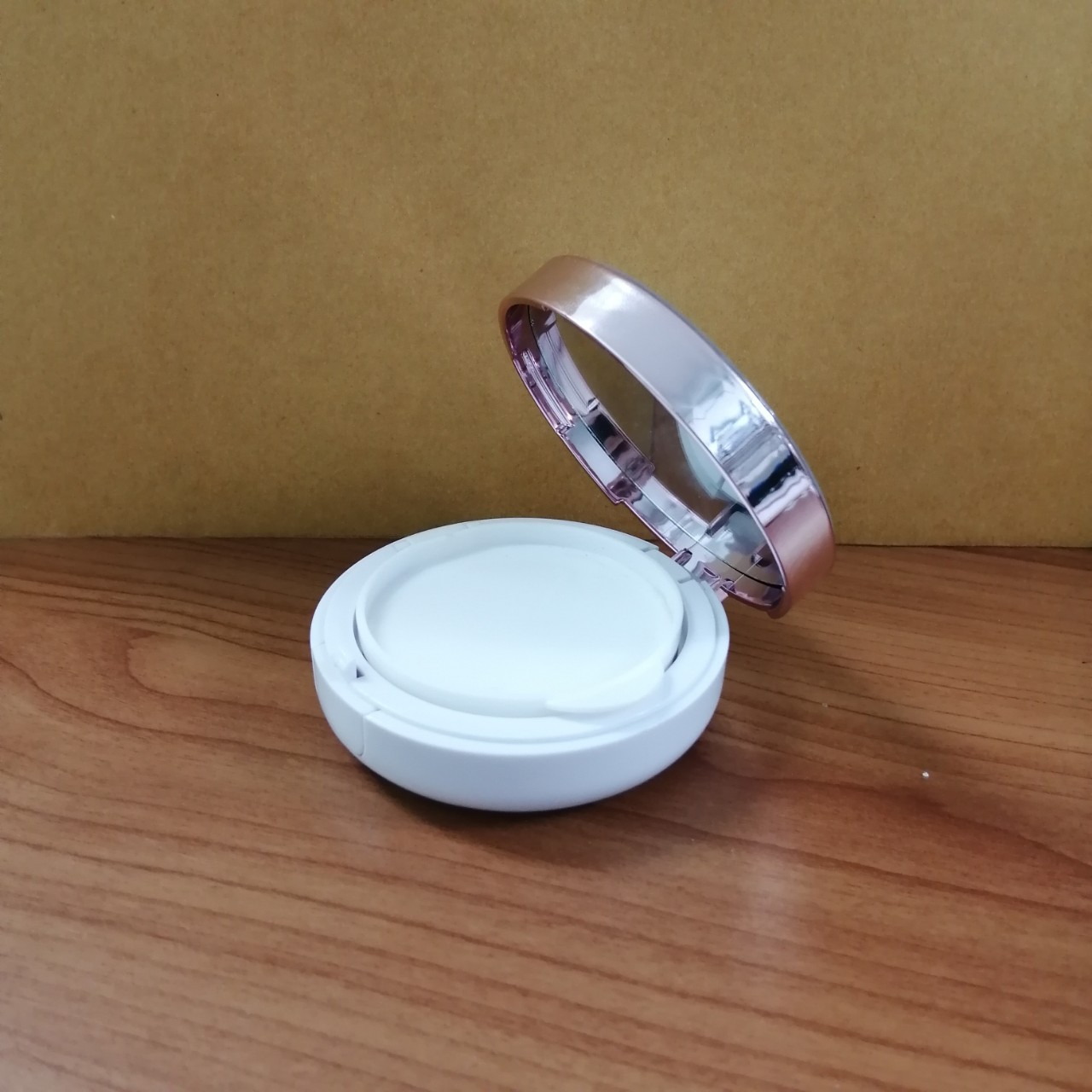 ตลับคุชชั่น ขนาด15กรัม เนื้ออะคริลิค แถมพัฟพร้อมถ้วยด้านใน สีขาวขอบชมพูสีสวย พร้อมจัดส่ง