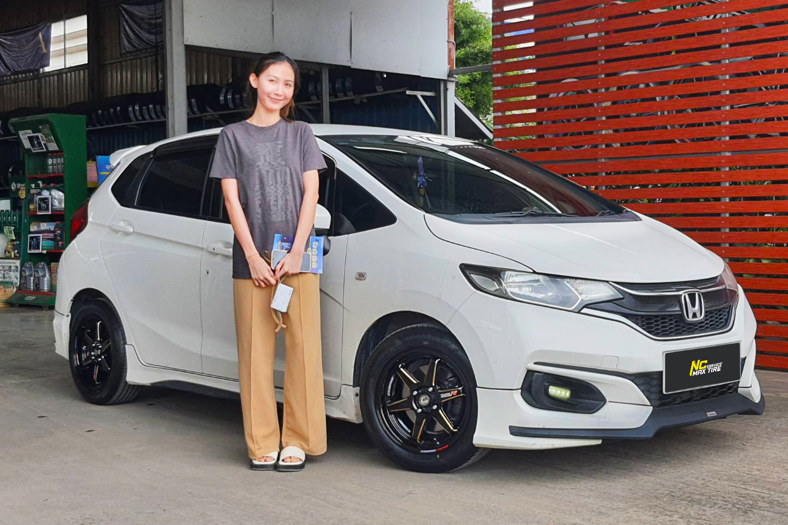Honda Jazz / ล้อแม็กสำหรับเก๋งซิตี้คาร์ / อีโค่คาร์ / CityCar / EcoCar / ล้อแม็กขอบ15 / Cosmis / Type-R / Revolution / 15X7.0 4h100 ET35 / Goodyear / ASSURANCE MAXGUARD / 195/55R15