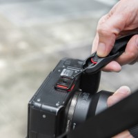 PEAK DESIGN – Anchor Mount จากแบรนด์ Peak Design ไม่เหมือน plate ของขาตั้งกล้องทั่วๆไป เพราะมีขนาดเล็ก น้ำหนักเบา แต่แข็งแรง ทนทาน… ใช้งานได้กับทุกสายคล้องกล้องของ Peak Design