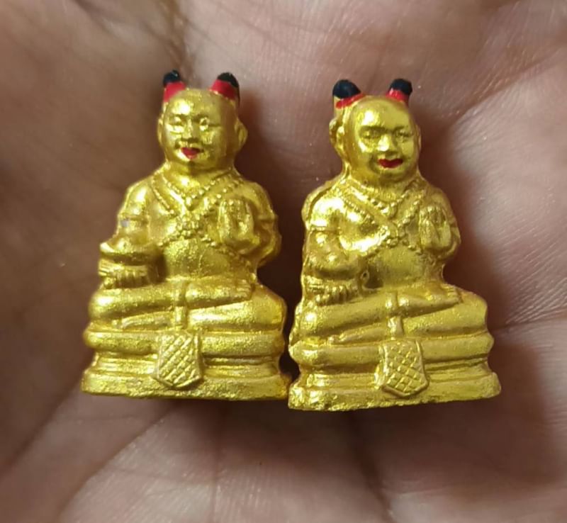 กุมารเพชรลอยองค์ เนื้อผงพรายกุมาร หลวงปู่หงษ์ วัดเพชรบุรี อ.ปราสาท จ.สุรินทร์