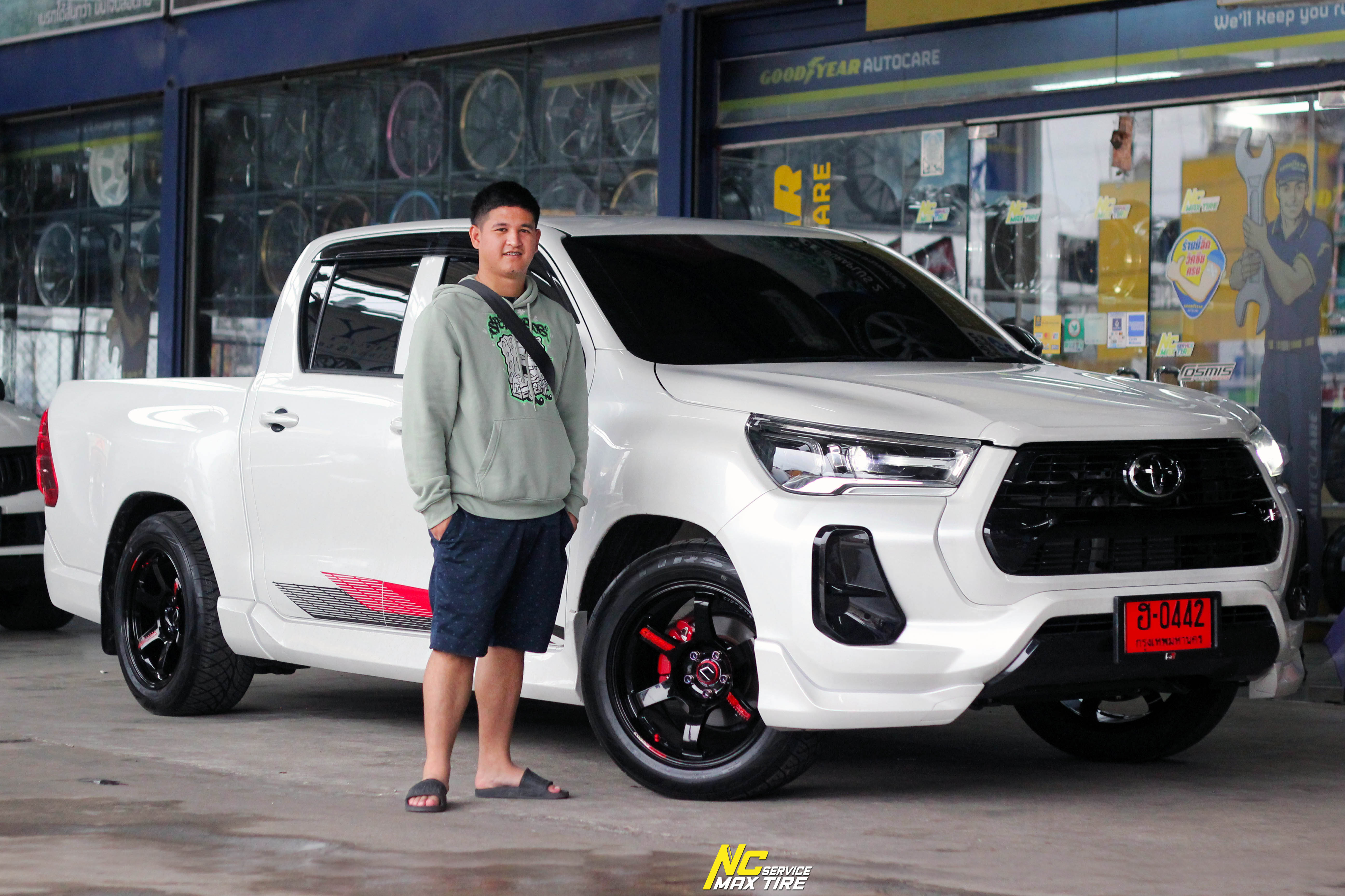 Toyota Revo / Z-Edition / GR-Sport / ล้อแม็กสวยๆ / ล้อแม็กขอบ18 / ล้อแม็กสำหรับรถกระบะตัวเตี้ย / Cosmis / RG-06SR / 18x9.0 5H113 ET0 / ล้อแม็กสีดำเงาพิเศษทั้งวง+หยอดตัวหนังสือแดง+เพลท / DeepBlack / Custom Color / T1RS / 255/50R18 / NC