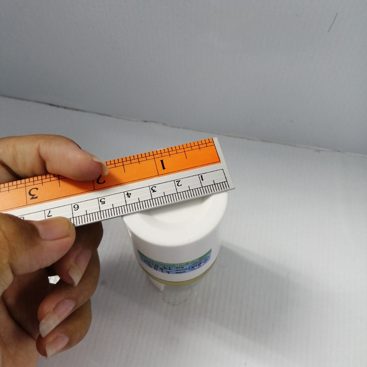 ขวดปั้มสูญญากาศ ขนาด30ml สูง8.5cm กว้าง4.4cm รุ่นDb73 ตัวขาวขอบทอง ขวดปั้มเจลแอลกอฮอล์ ขนาดพกพา ราคาถูก คุณภาพดี มีของพร้อมส่ง