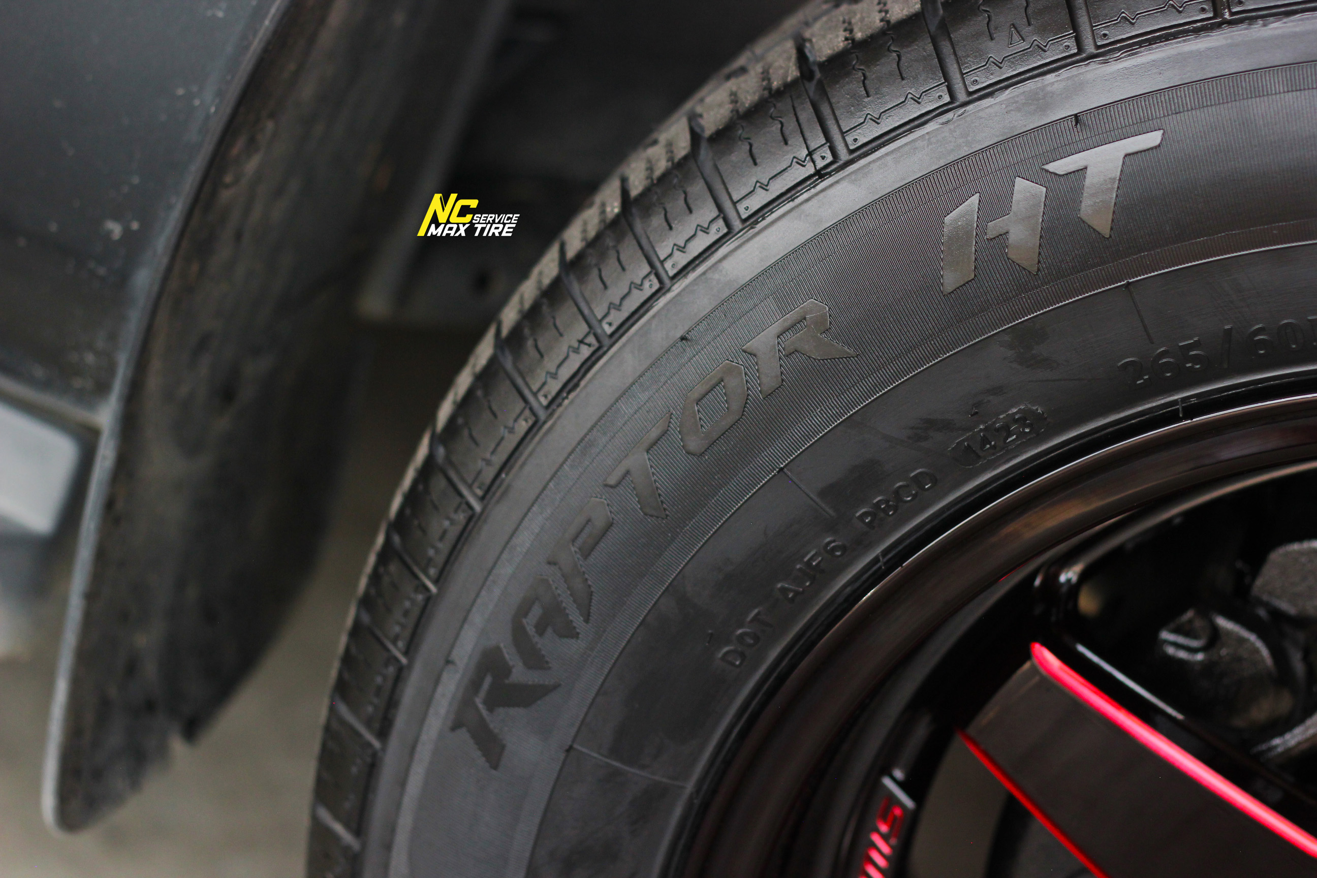 Ford Ranger / ล้อแม็กขอบ18 / Cosmis / Type-R / Revolution / 18x9.5 6H139.7 ET27 / ล้อแม็กสีดำเงาทั้งวง+มิลลิ่งข้างก้านแดง+เพลท / Raptor HT / 265/60R18