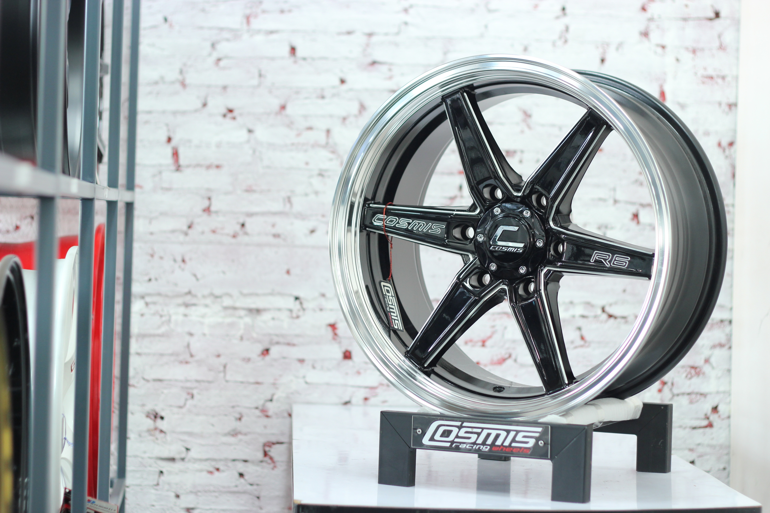 ล้อแม็กขอบ18 COSMIS R6 สีเงิน หน้าดำ สำหรับรถกระบะ (ราคา4วง)