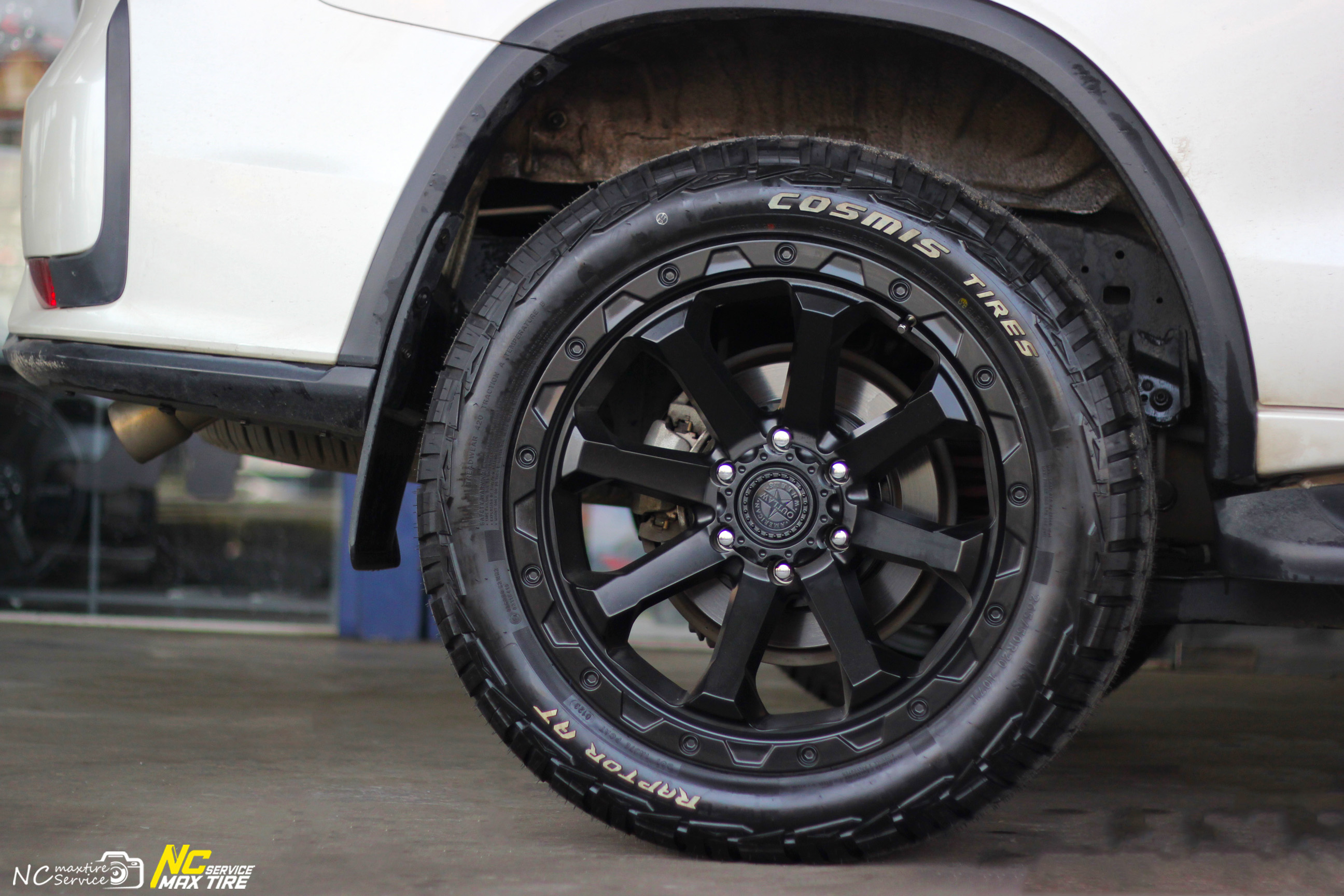 Toyota Fortuner / ล้อแม็กขอบ20 / CAPONE / AMERICAN OUTLAW / ล้อแม็กสีดำด้าน / SATIN BLACK / 20X9.0 6H139.7 ET5 / Cosmis Tire / Raptor AT / 265/50R20