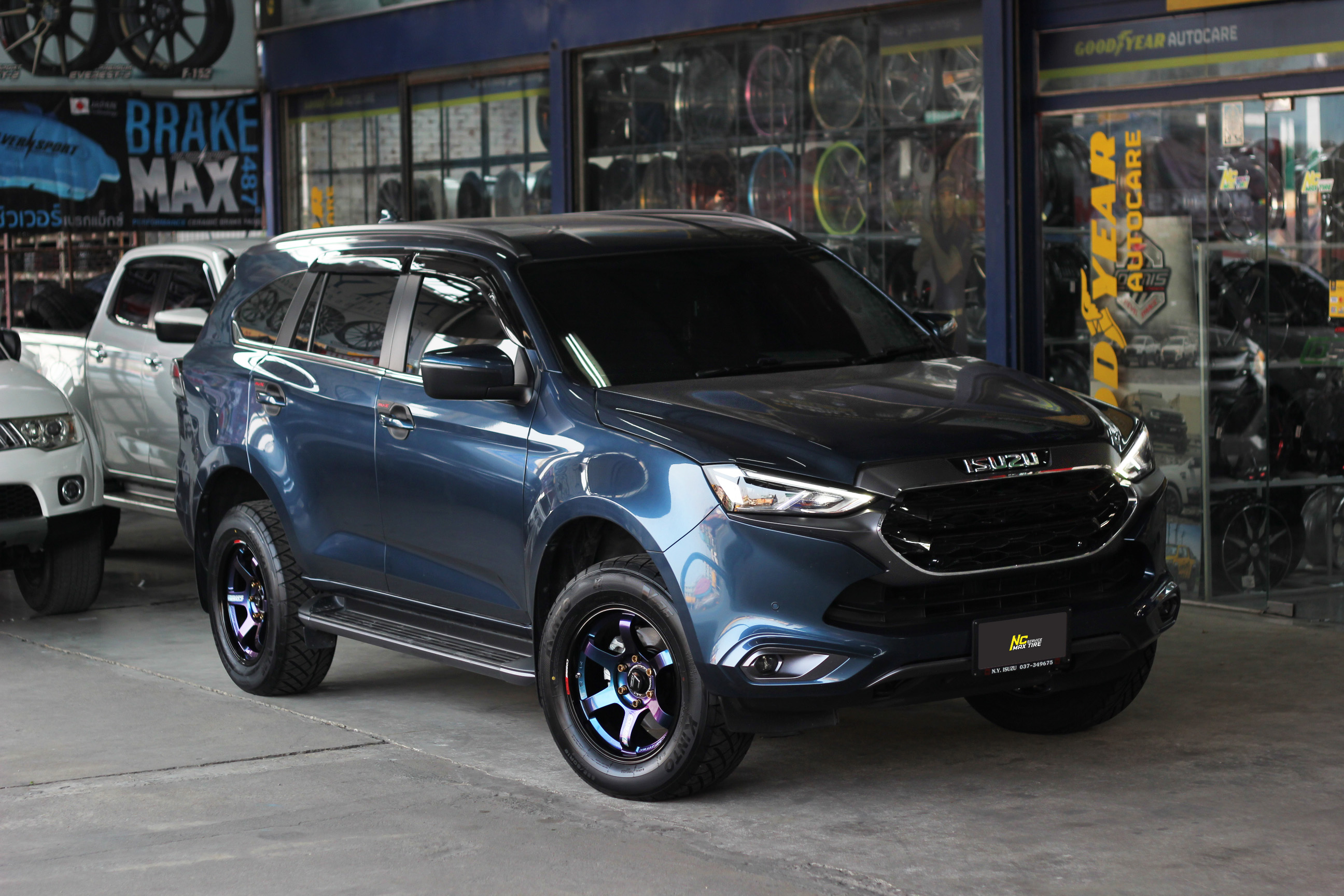 Isuzu Mu-X / ล้อแม็กขอบ18 / Cosmis / RG-06S / 18x9.0 6H139.7 ET15 / ล้อแม็กสีน้ำเงินเฉดพาวเวอร์+เพลท / Custom Color / SUV / PPV / NC