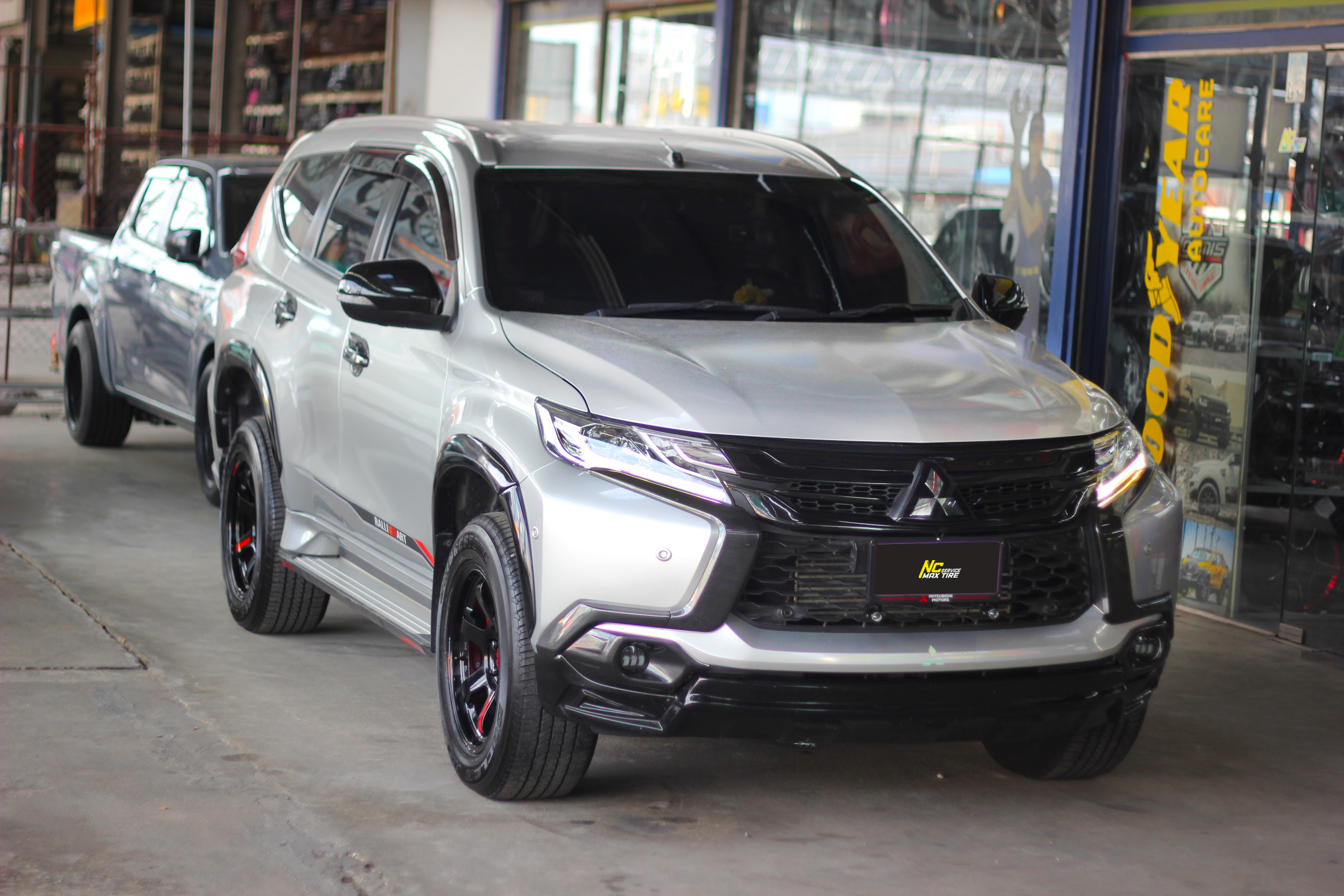 Mitsubishi Pajero Sport / ล้อแม็กขอบ18 / Cosmis / RG-06S / ล้อแม็กสีดำเงาทั้งวงหยอดหนังสือแดง / 18x9.0 6H139.7 ET15