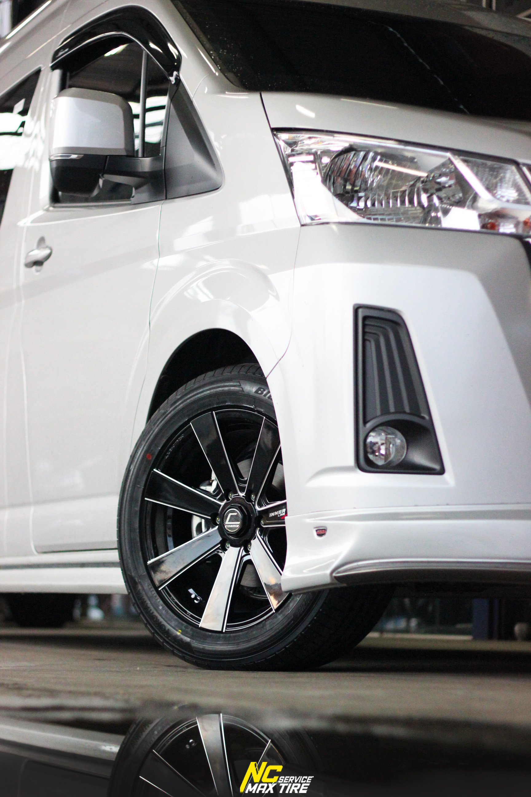 Toyota Commuter / รถตู้ / ล้อแม็กขอบ18 / Cosmis / Innerline / S4 / 18X8.5 6H139.7 ET35 / ล้อแม็กสีดำเงาCNCข้างก้าน / 7 ก้านทรงใบพัด