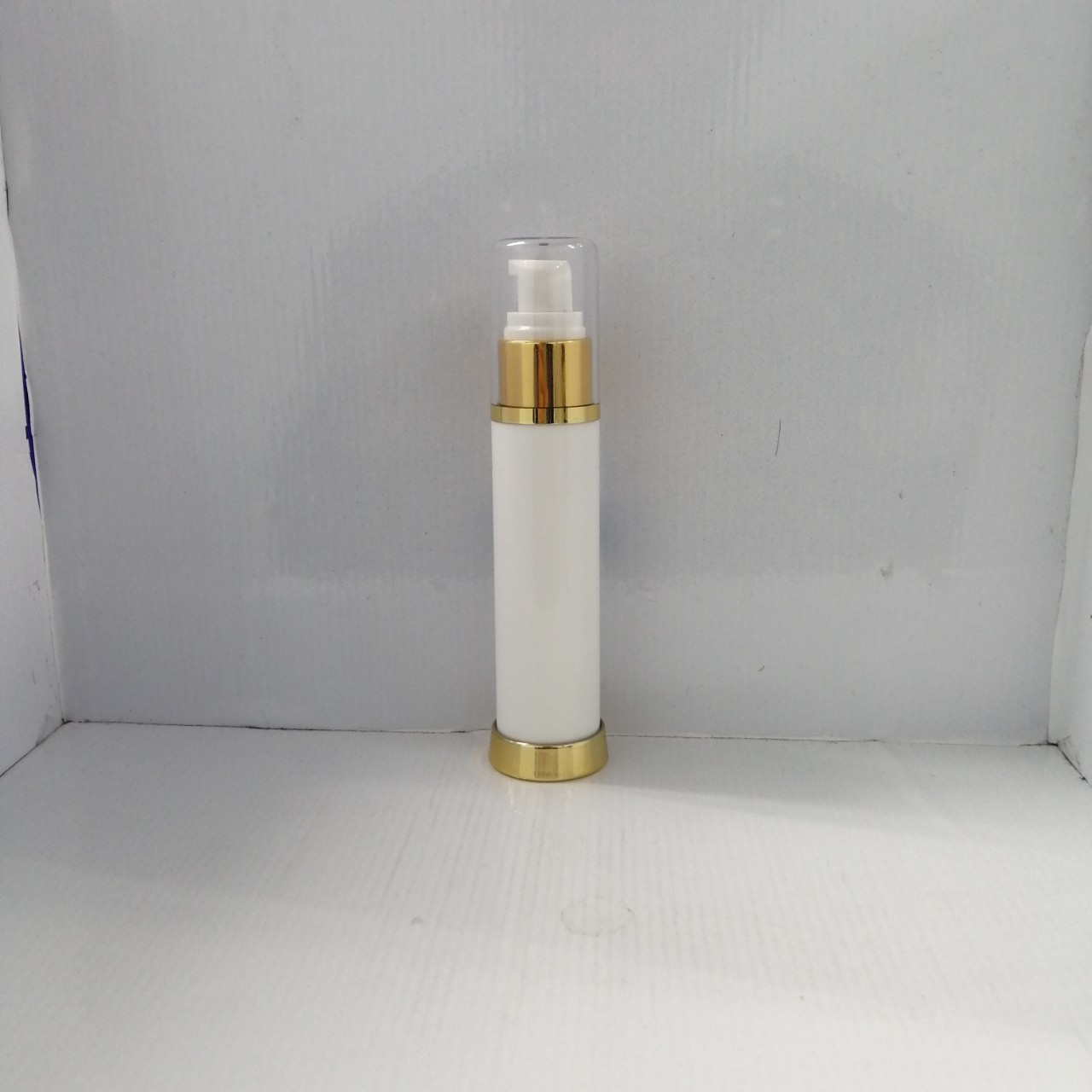 ขวดสูญญากาศ ขนาด50ml สูง15.4cm กว้าง3.5cm รุ่นDb25 สีขาวขอบทอง ขวดปั้มเจลแอลกอฮอล์ สวยหรู ราคาถูก คุณภาพดี มีของพร้อมส่ง