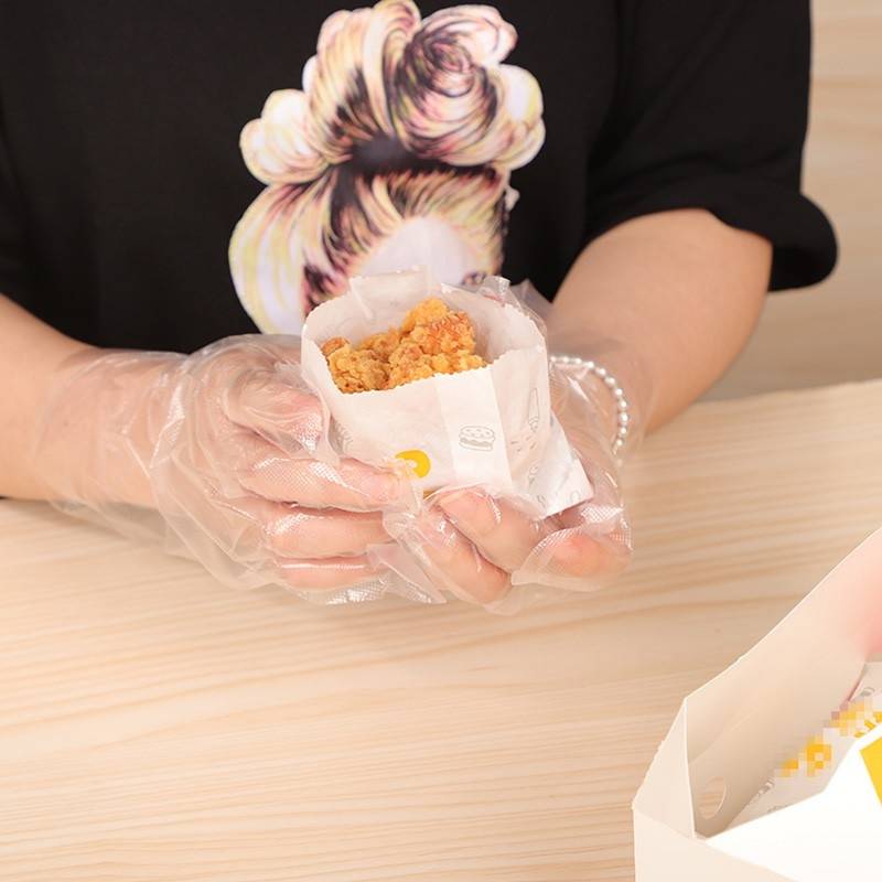 ถุงมือพลาสติกใส สำหรับร้านอาหาร เช่น เชพใส่ถุงมือในการปรุงอาหาร หรือ ผู้ทานอาหารใช้ถุงมือในการหยิบจับอาหาร เพื่อความสะอาดและสุขอนามัยที่ดี (1 แพ๊ค บรรจุจำนวน 100 ถุงมือ) สั่งขั้นต่ำ 10 แพ๊ค