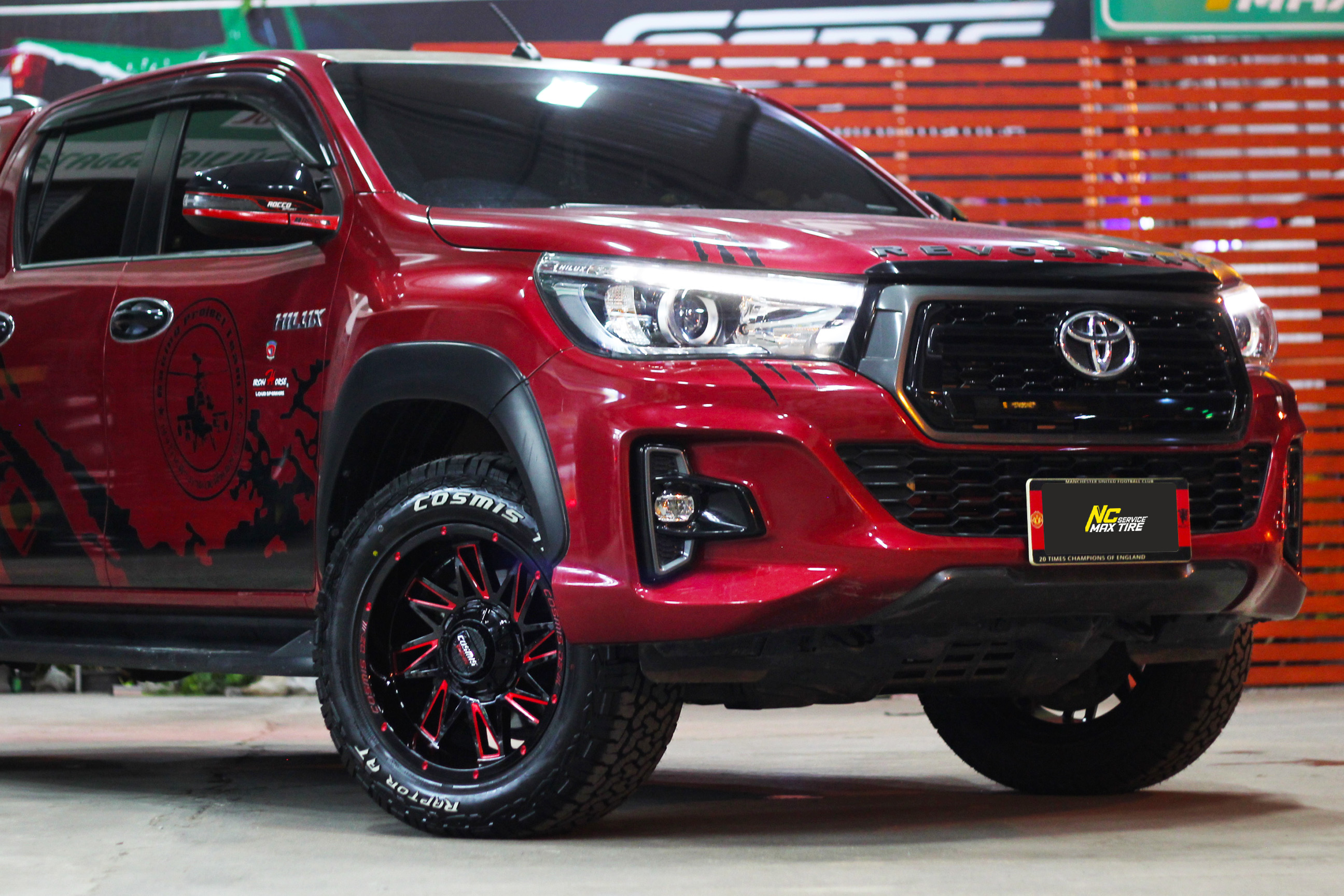 Toyota Hilux Revo Rocco / ล้อแม็กขอบ18 / Cosmis / Devil / SPIN-82 / 18x9.0 2X130H139.7 ET0 / สีดำCNCข้างก้านแดง+CNCตัวหนังสือ / Raptor AT / 265/60R18 / OffRoad