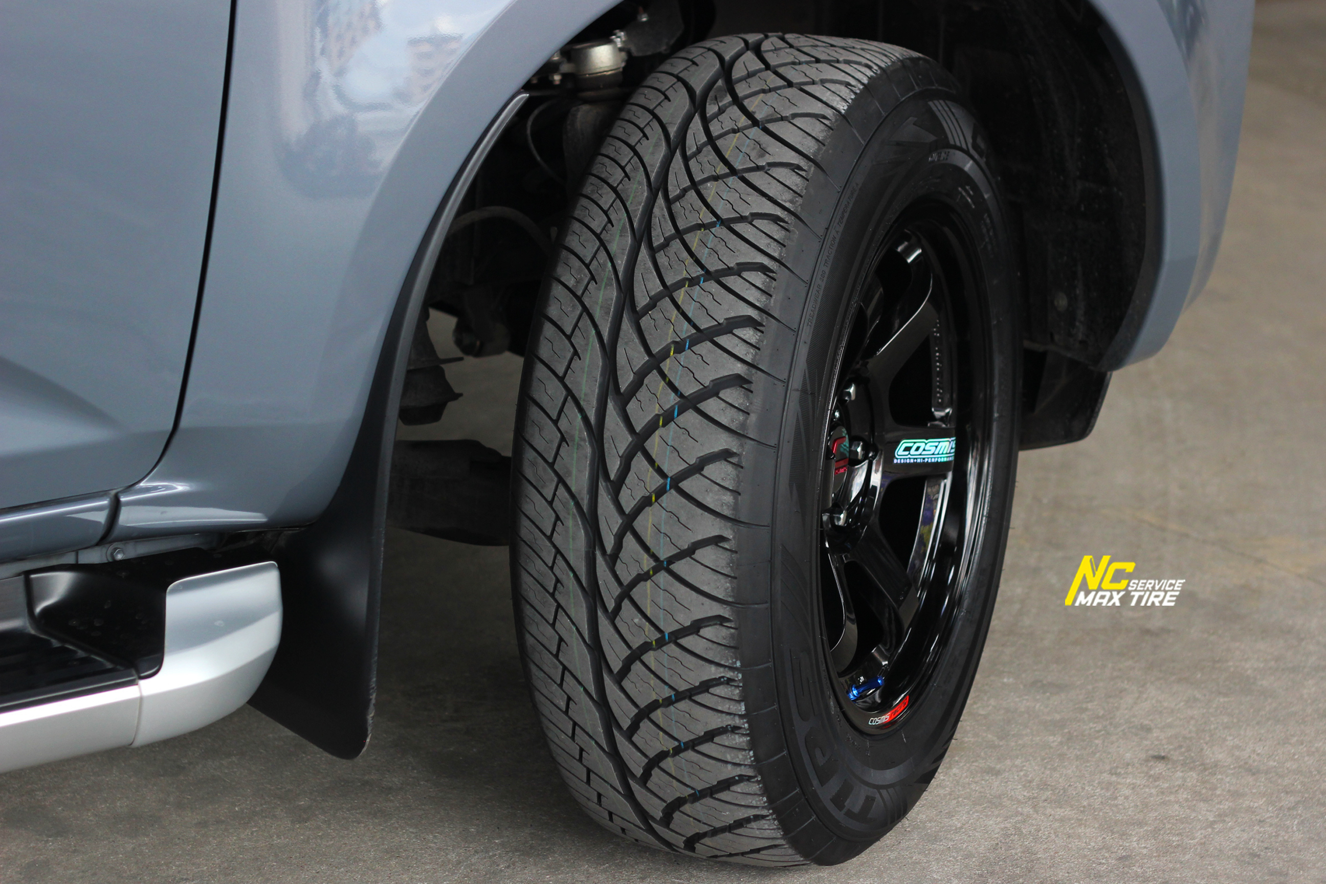 Isuzu Dmax ตัวสูง / ล้อแม็กขอบ18 / Cosmis / RG-06S / ล้อแม็กสีดำเงาทั้งวง / 18x9.0 6H139.7 ET15 / T1RS / 265/60R18