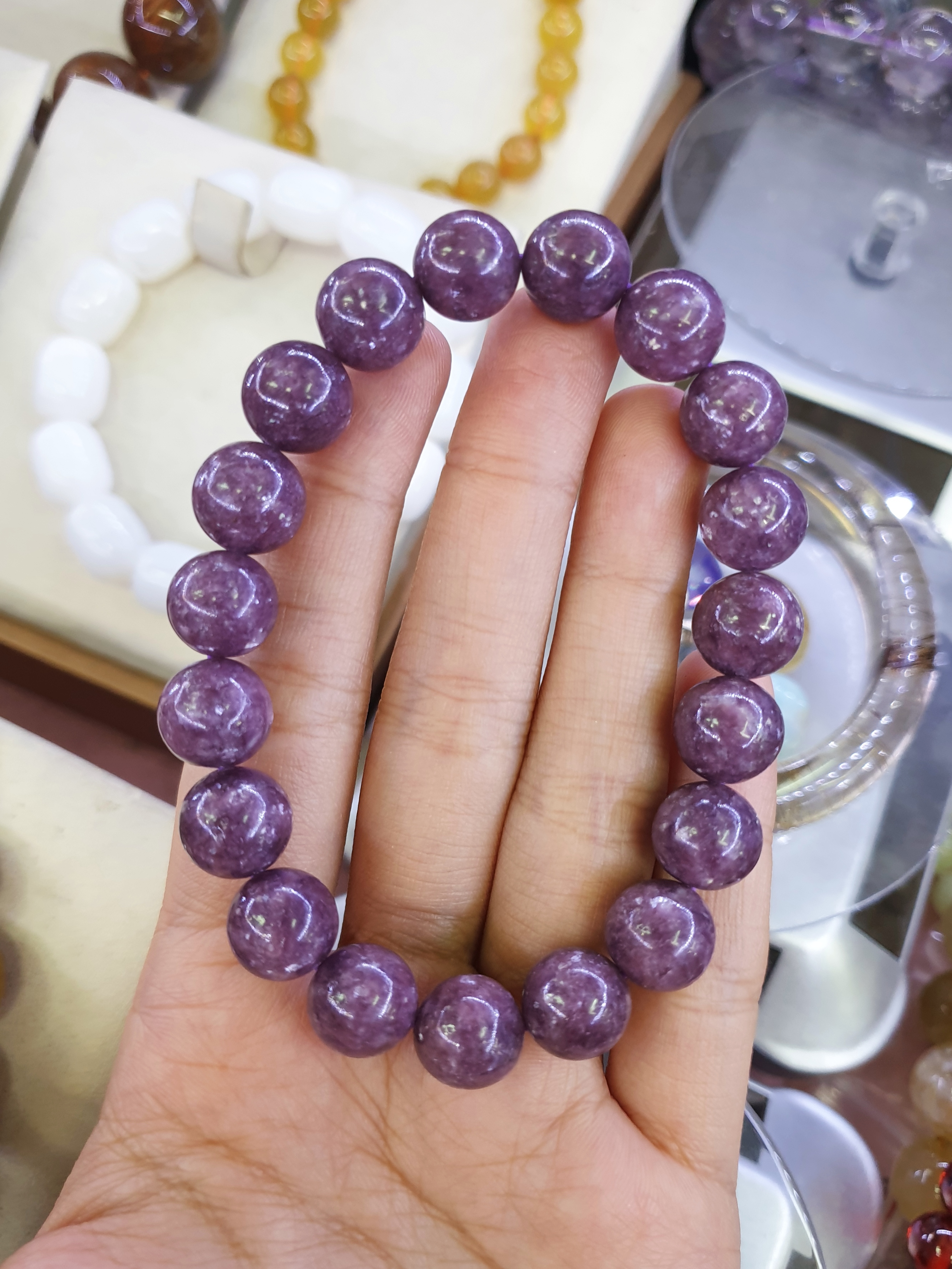เลพิโดไลต์ (Lepidolite) AAA+ มีเกล็ดแร่วิ้งๆ ขนาด 10.5 MM