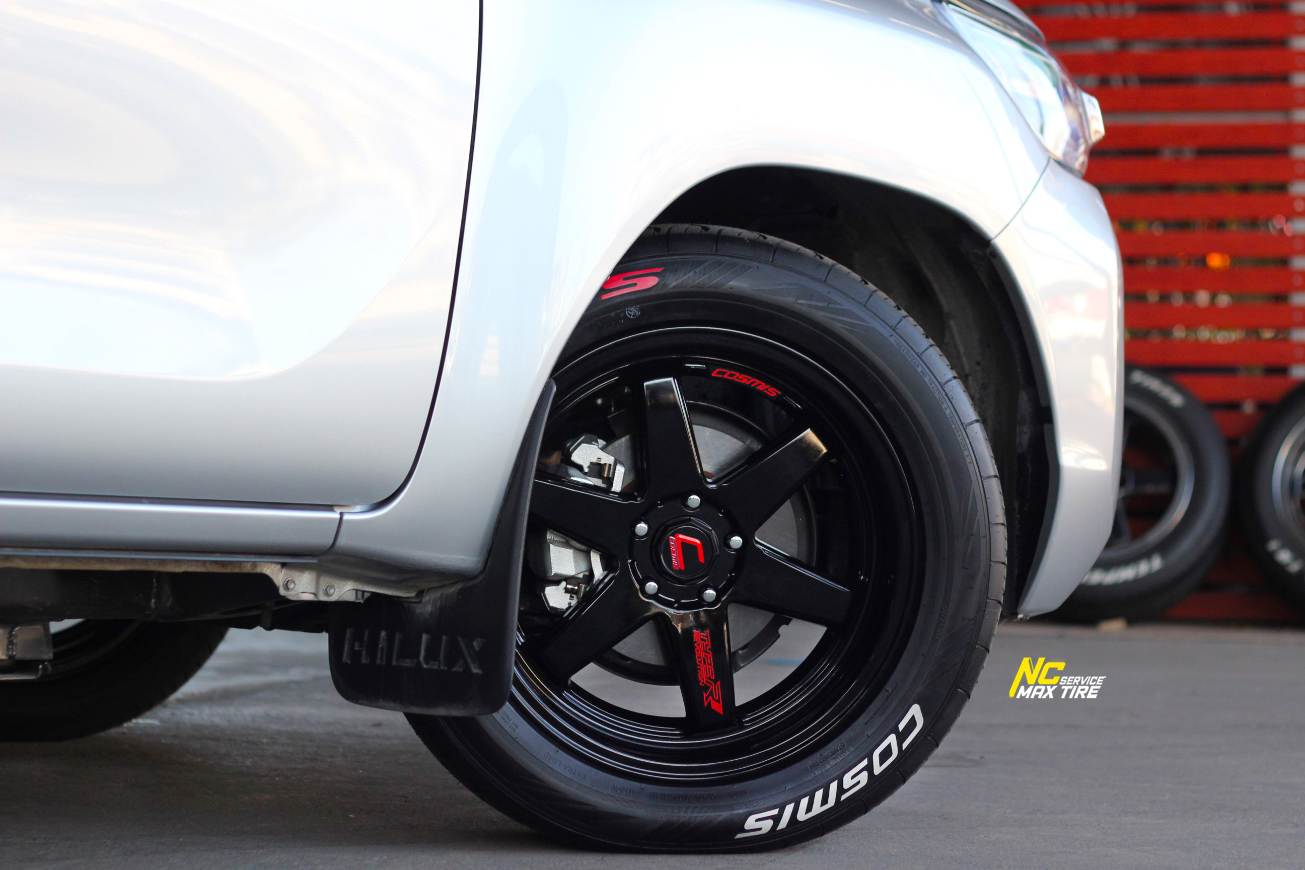 Toyota Hilux Revo / กระบะตัวเตี้ย / ล้อแม็กขอบ18 / Cosmis / Type-R / Revolution / 18x8.5 5H113 ET22 / ล้อแม็กสีดำเงาทั้งวง+CNCตัวหนังสือแดง / T1RS / 255/50R18