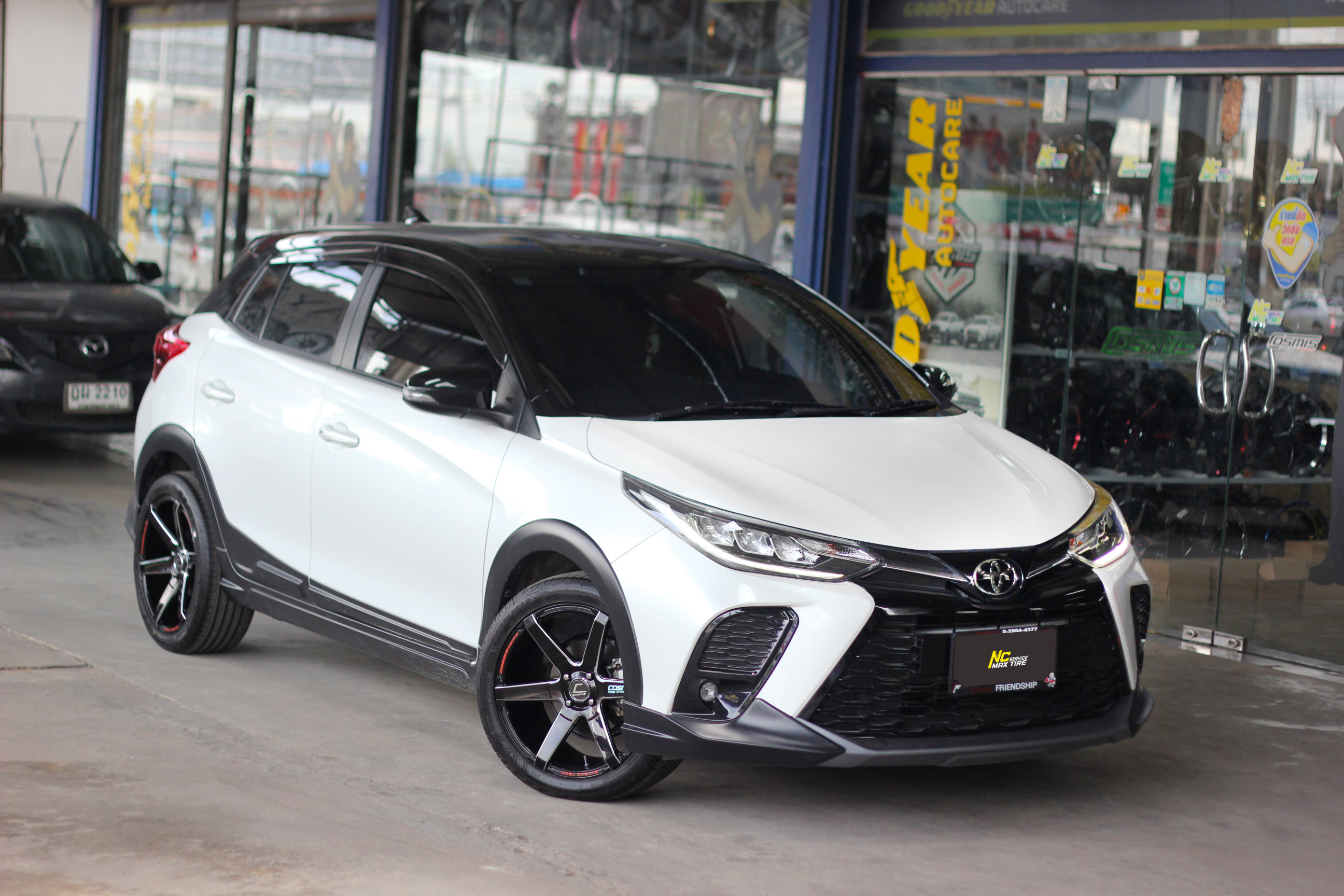 Toyota Yaris / ล้อแม็กขอบ17 / Cosmis / Innerline S1 / สีดำทั้งวงมิลลิ่งข้างก้าน / 17X7.5 4H100 ET28 / Goodyear / Assurance Triplemax2 / 215/45R17