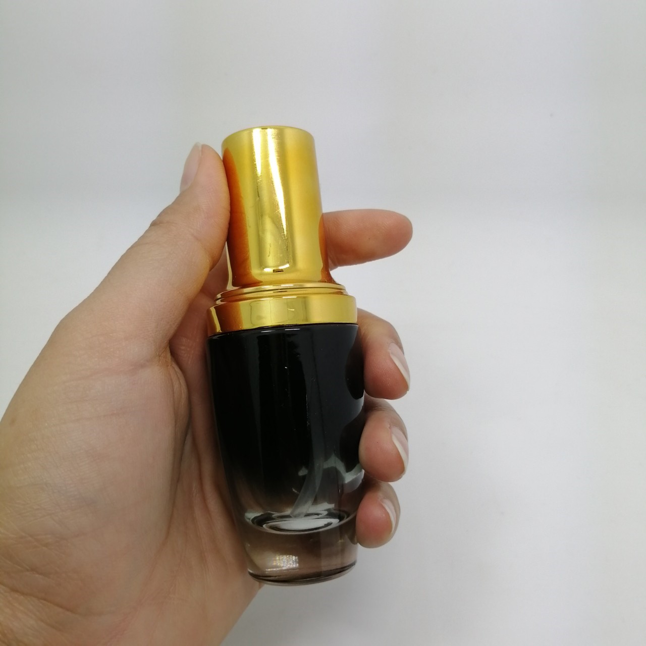 ขวดแก้วดำทรงโอ่งผอม หัวปั้มทอง ขนาด 15 ml.