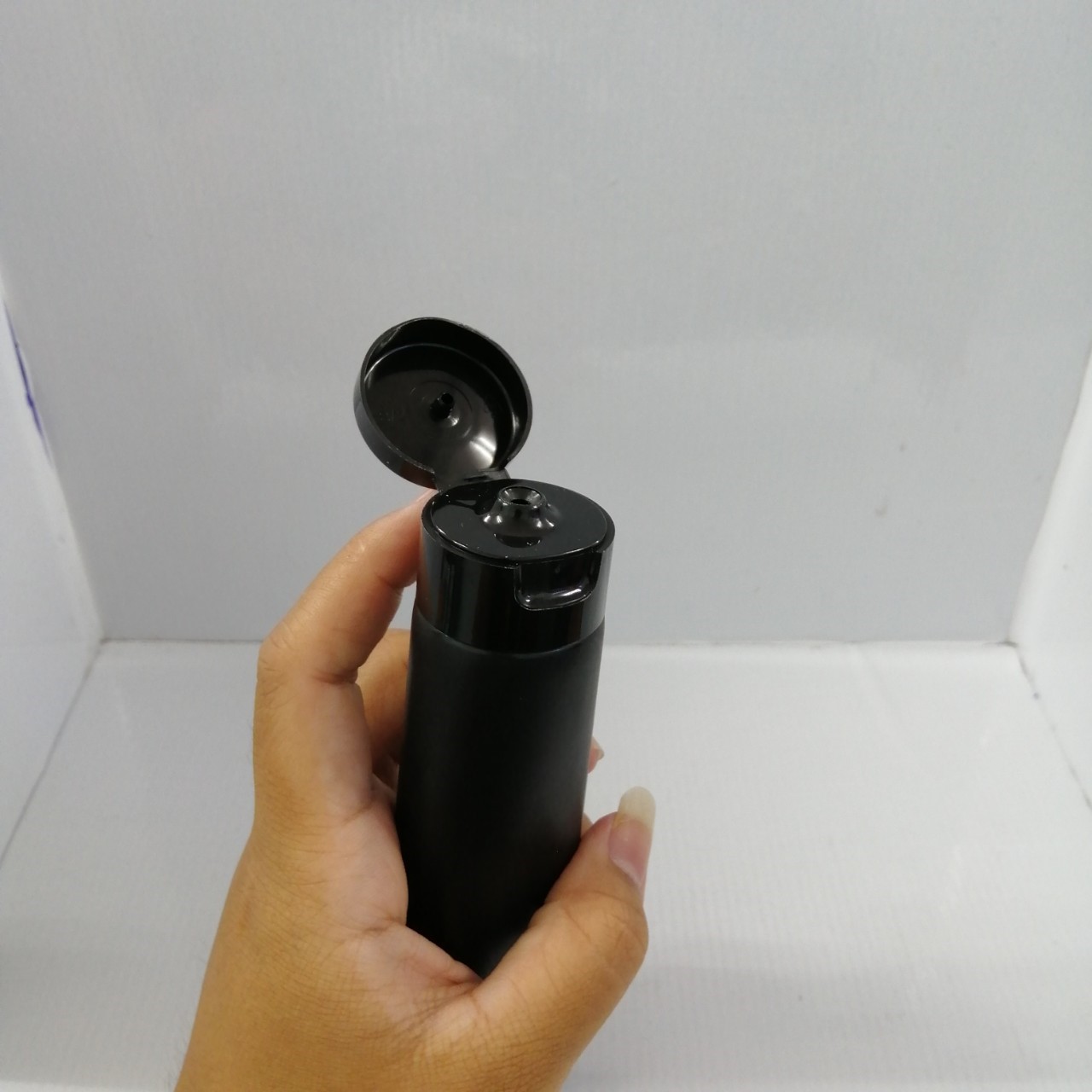 หลอดโฟม หลอดบีบ ขนาด100ml รุ่น frt-001 สีดำ พร้อมฝาป๊อกแป๊ก หลอดโฟม หลอดใส่ครีม ใสของเหลว ราคาถูก พร้อมส่ง