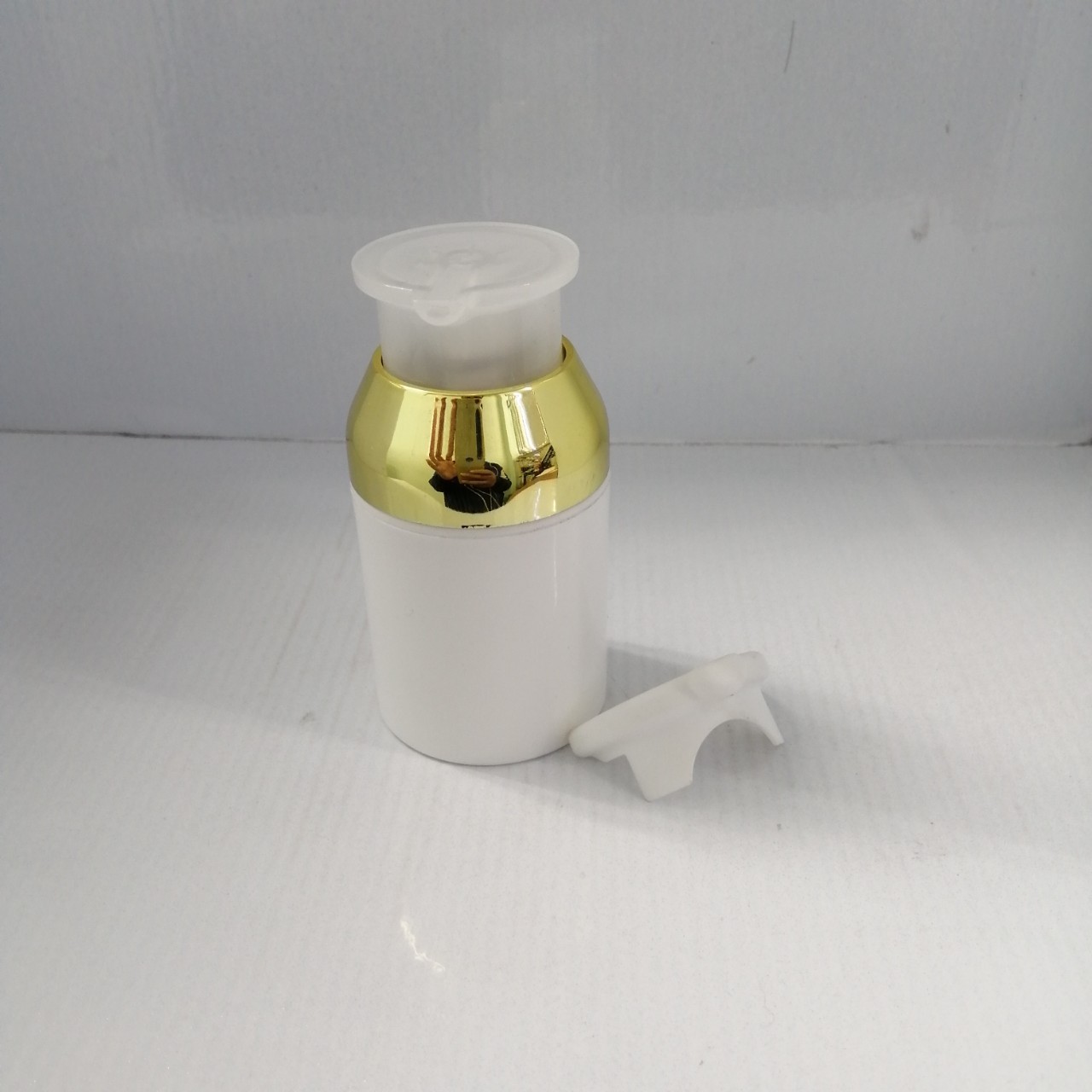 ขวดปั้มสูญญากาศ ขนาด30ml สูง8.5cm กว้าง4.4cm รุ่นDb73 ตัวขาวขอบทอง ขวดปั้มเจลแอลกอฮอล์ ขนาดพกพา ราคาถูก คุณภาพดี มีของพร้อมส่ง