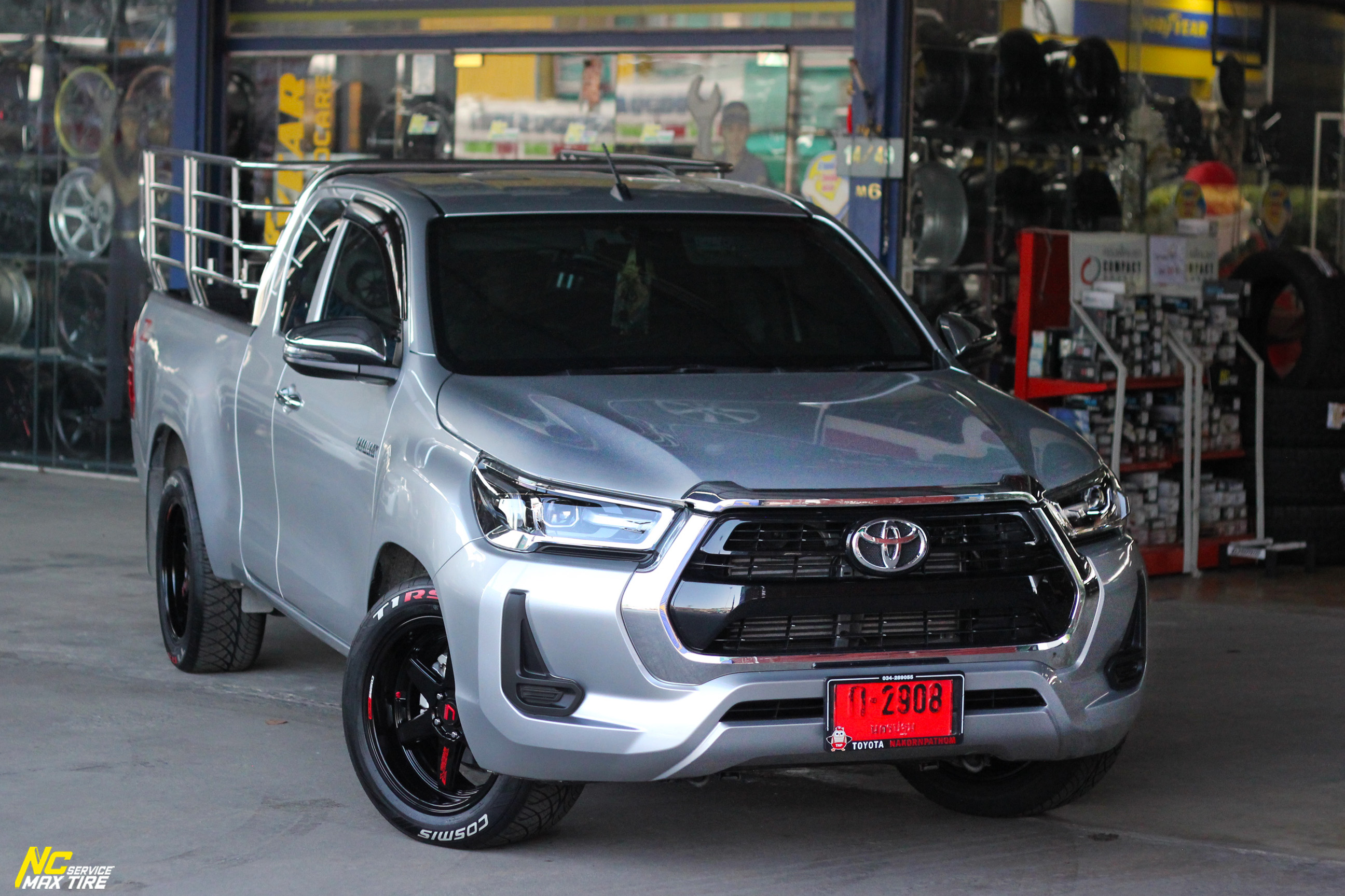 Toyota Hilux Revo / กระบะตัวเตี้ย / ล้อแม็กขอบ18 / Cosmis / Type-R / Revolution / 18x8.5 5H113 ET22 / ล้อแม็กสีดำเงาทั้งวง+CNCตัวหนังสือแดง / T1RS / 255/50R18