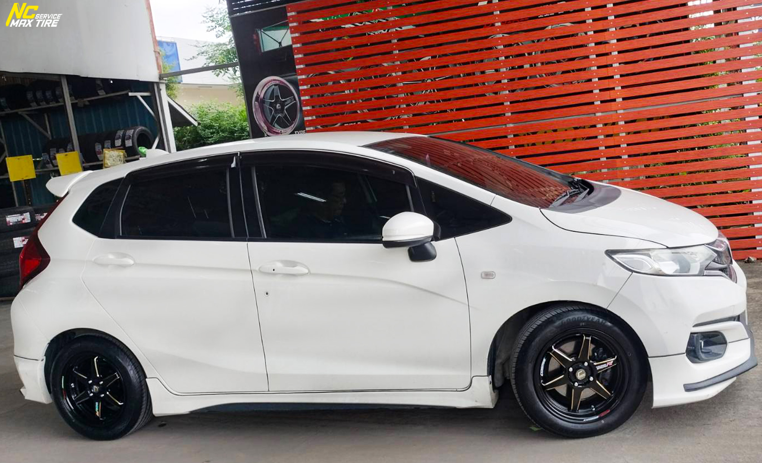Honda Jazz / ล้อแม็กสำหรับเก๋งซิตี้คาร์ / อีโค่คาร์ / CityCar / EcoCar / ล้อแม็กขอบ15 / Cosmis / Type-R / Revolution / 15X7.0 4h100 ET35 / Goodyear / ASSURANCE MAXGUARD / 195/55R15