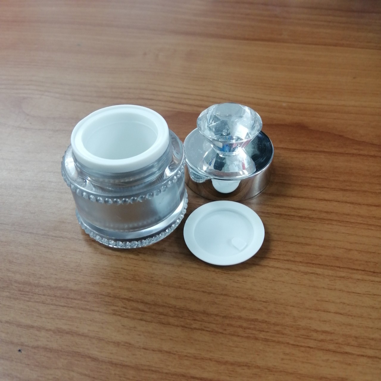 กระปุกอะคริลิค ขนาด10กรัม สูง6.2cm กว้าง4cm สีเงิน ฝาเงิน กระปุกกะรัต กระปุกครีม กระปุกเปล่า ราคาส่ง มีของพร้อมส่งจำนวนมาก