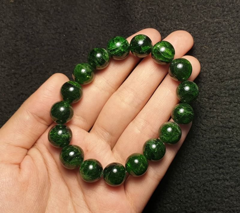 หินตระกูลพลอย ชื่อ โครมไดออฟไซด์(Chrome Diopside)