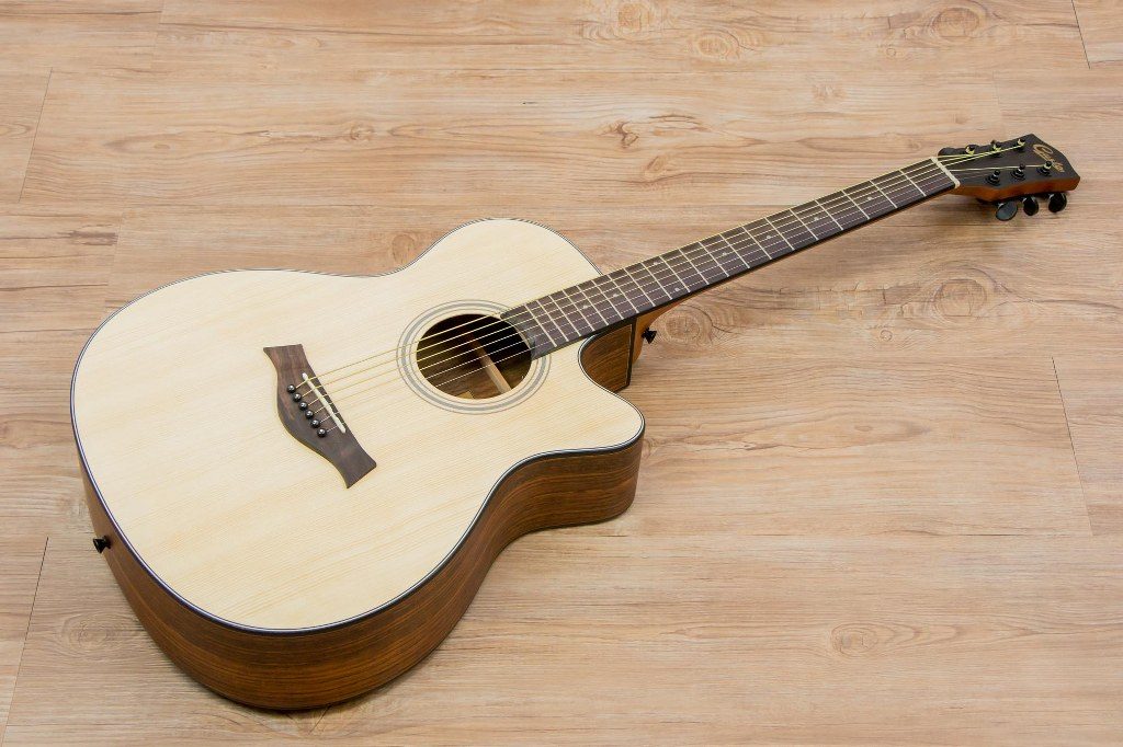 Gusta OM2C 40 กีตาร์โปร่ง