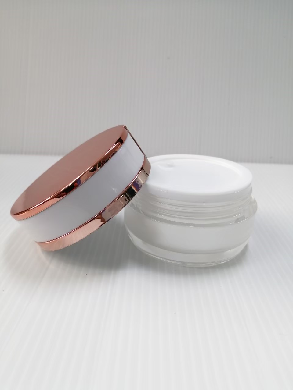 กระปุก รุ่นk0381 สีขาว ฝาสีชมพูเงา ขนาด 15 ml.