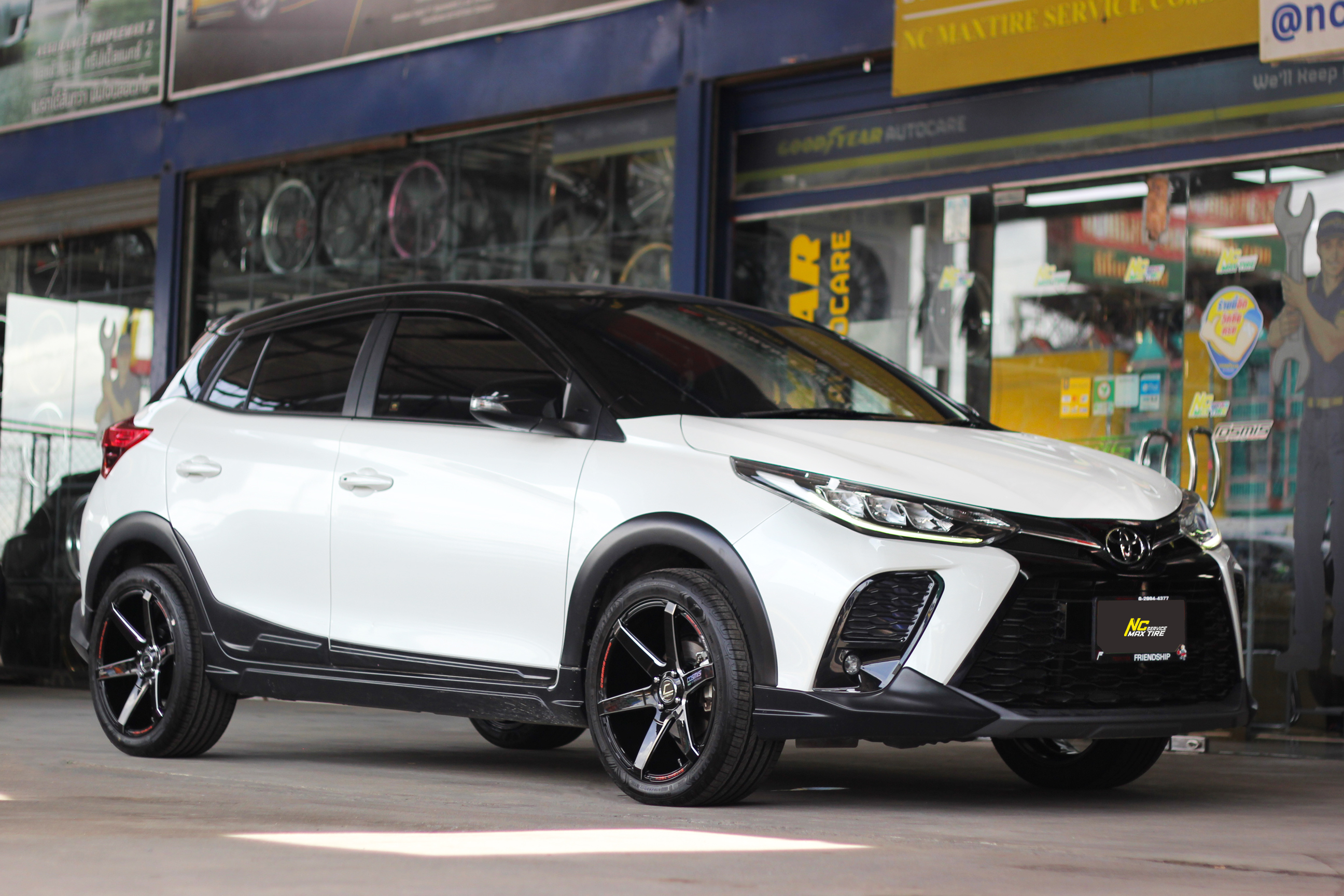 Toyota Yaris / ล้อแม็กขอบ17 / Cosmis / Innerline S1 / สีดำทั้งวงมิลลิ่งข้างก้าน / 17X7.5 4H100 ET28 / Goodyear / Assurance Triplemax2 / 215/45R17