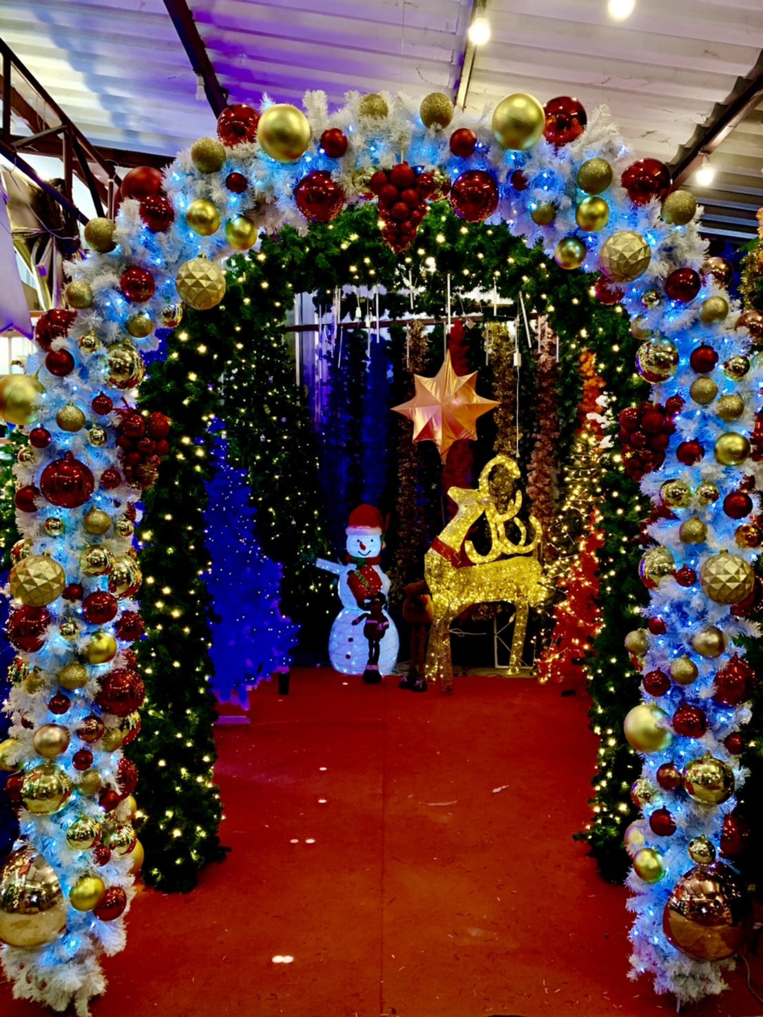 คริสต์มาสตกแต่งอุโมงค์ไฟ บอลประดับ ใบสน เถาว์ สีขาวสวยๆ สินค้าตกแต่งงานเลี้ยงวันคริสต์มาส